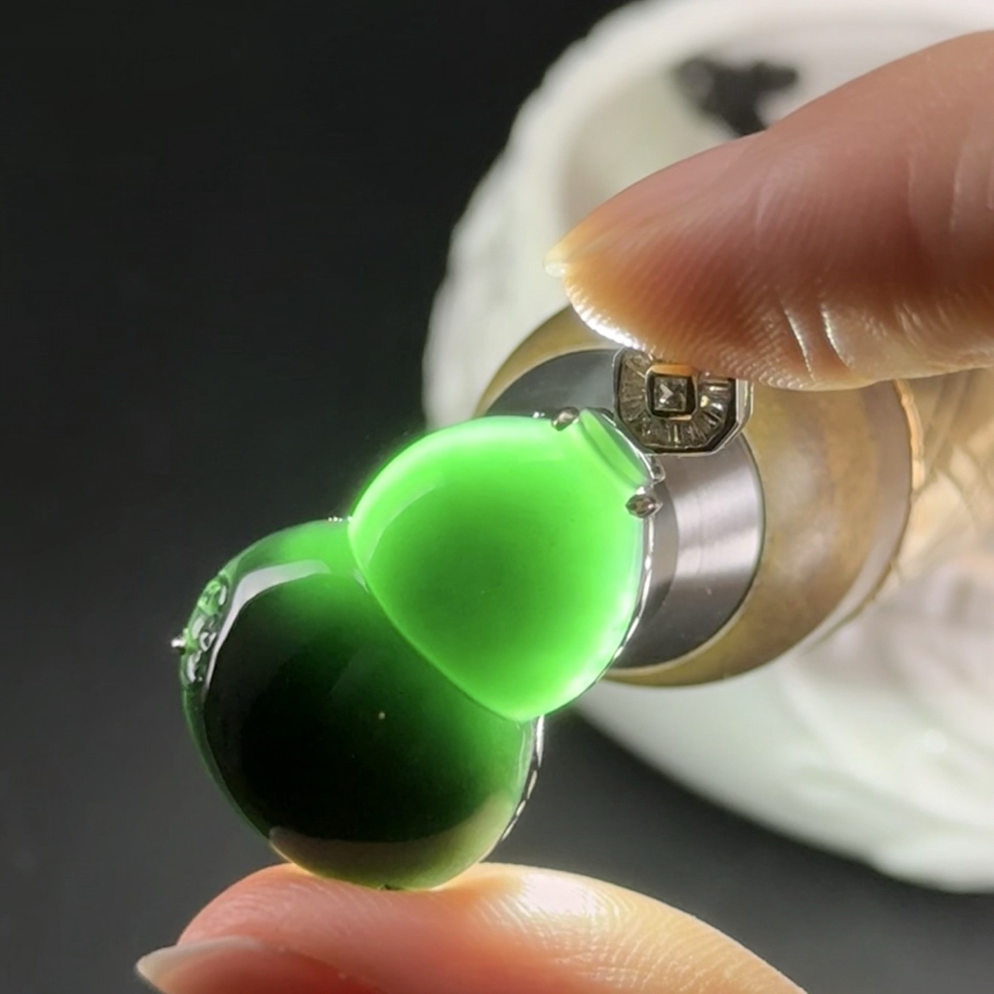 精品18k墨翠葫芦吊坠 种好色正黑度极好 打灯通透 油性十足 尺寸32.2