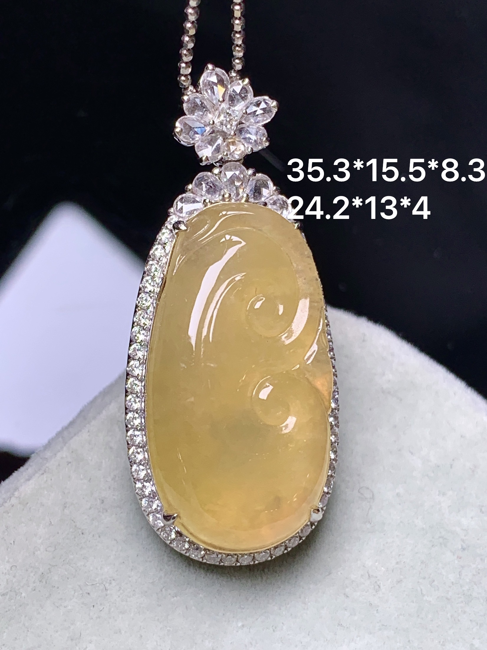 18k金钻镶嵌黄翡如意吊坠 玉质细腻 色泽艳丽清新 水润亮眼 整体尺寸35.3*15.5*8.3m5