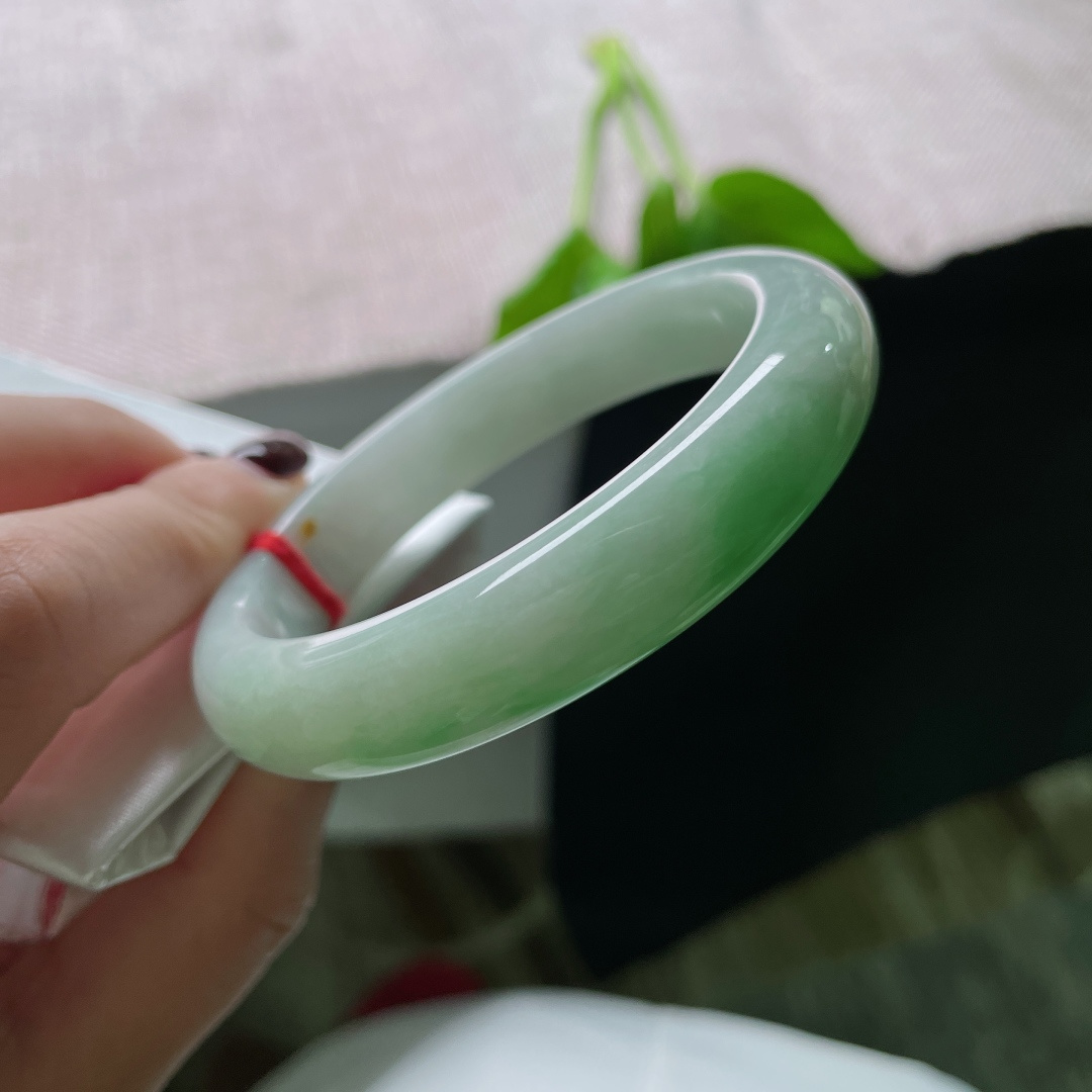 56.2/12.3/8.5飘绿正圈，水润，细腻，阳似春水初生，婉间风华，有棉线、有纹，ss51416a