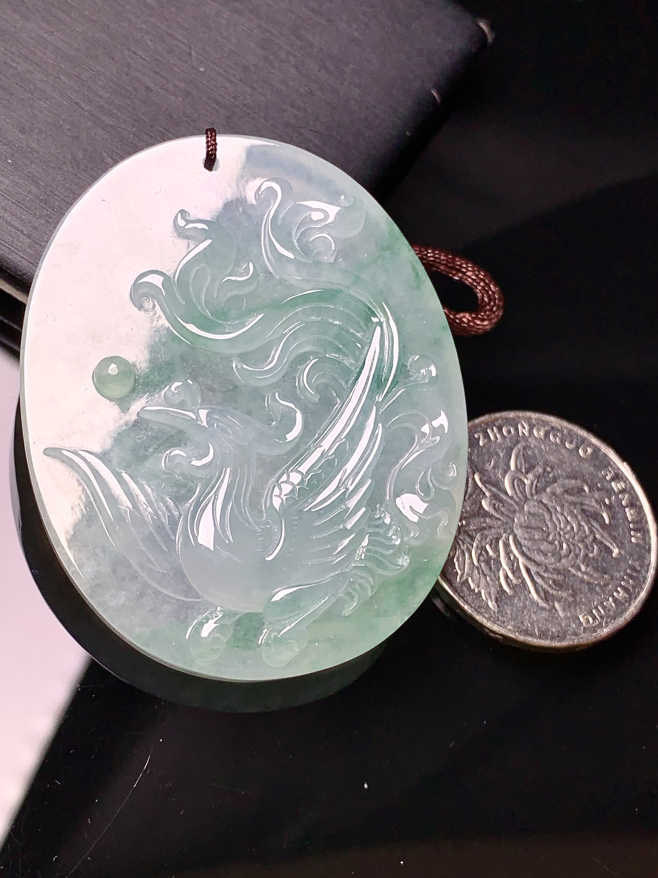 飘绿龙凤呈祥牌一对吊坠 玉质细腻 色泽艳丽清新 水润亮眼 整体尺寸50*39.8*8b2