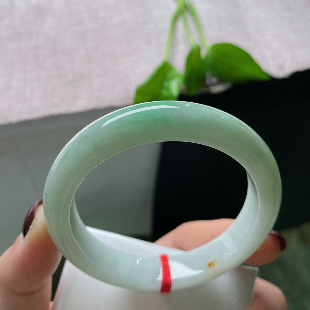 56.2/12.3/8.5飘绿正圈，水润，细腻，阳似春水初生，婉间风华，有棉线、有纹，ss51416a