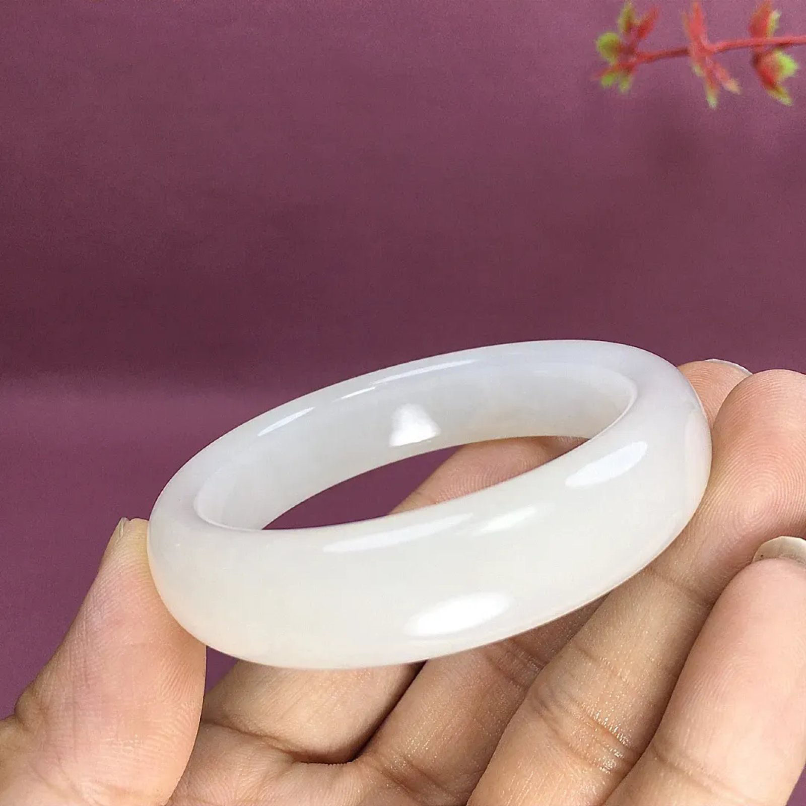 冰白色，53.9圈口和田玉羊脂白玉宽版手镯，高货，玉质特细腻油润，白度一级，高脂粉，高品质，萦绕腕间时，古韵不失时尚，素雅不失品味细腻光滑的触感，使人沉醉，气质高雅