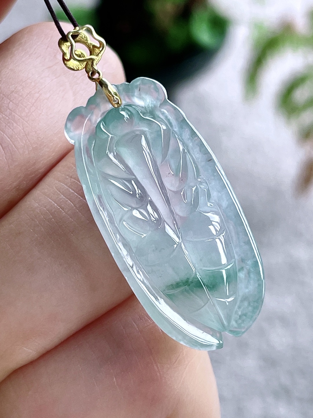 【镶嵌】高冰飘花一鸣惊人吊坠  【说明】缅甸 18k金镶嵌 无裂 性比高  【整体】40.5  【裸石】32.3-16-7  【重量】6.7克