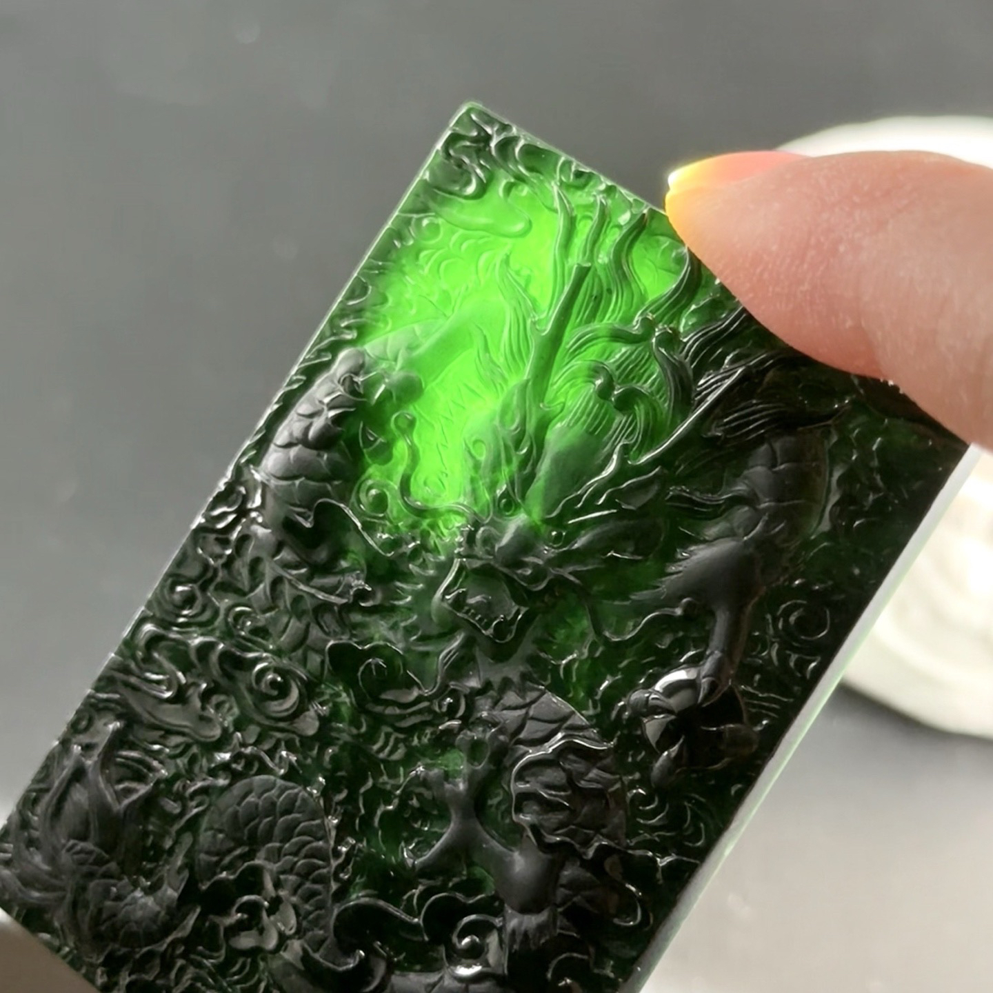 精品墨翠龙牌 种好色正 黑度极好 打灯通透 油性十足 尺寸61.2