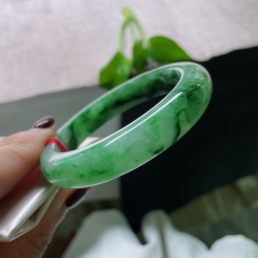 57.9/12.6/7.8绿底正圈，水润细腻，郁郁葱葱，翠色满圈，贵气，一点皮纹，ss51395a