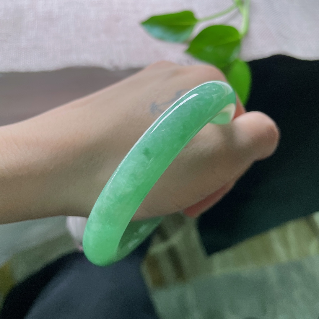 55/10.8，满绿圆条，腕间藏了一整个春天。这抹满绿，是时光凝成的诗。无裂，ss49958a