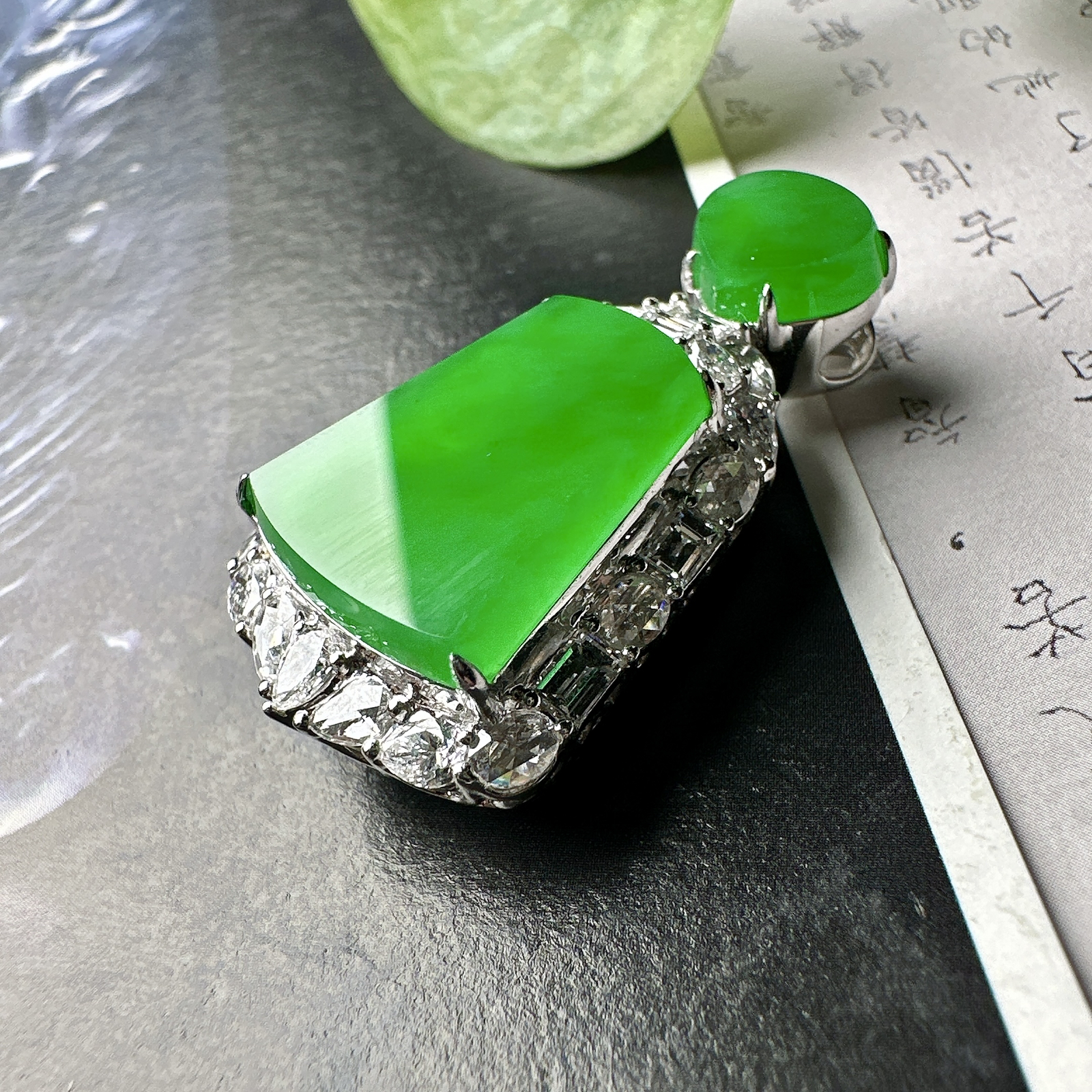 【冰种满绿无事牌】种水上乘，通透闪亮，晶莹剔透。收藏品质，18K金钻镶嵌，裸石尺寸17.7*14.8*3毫米。