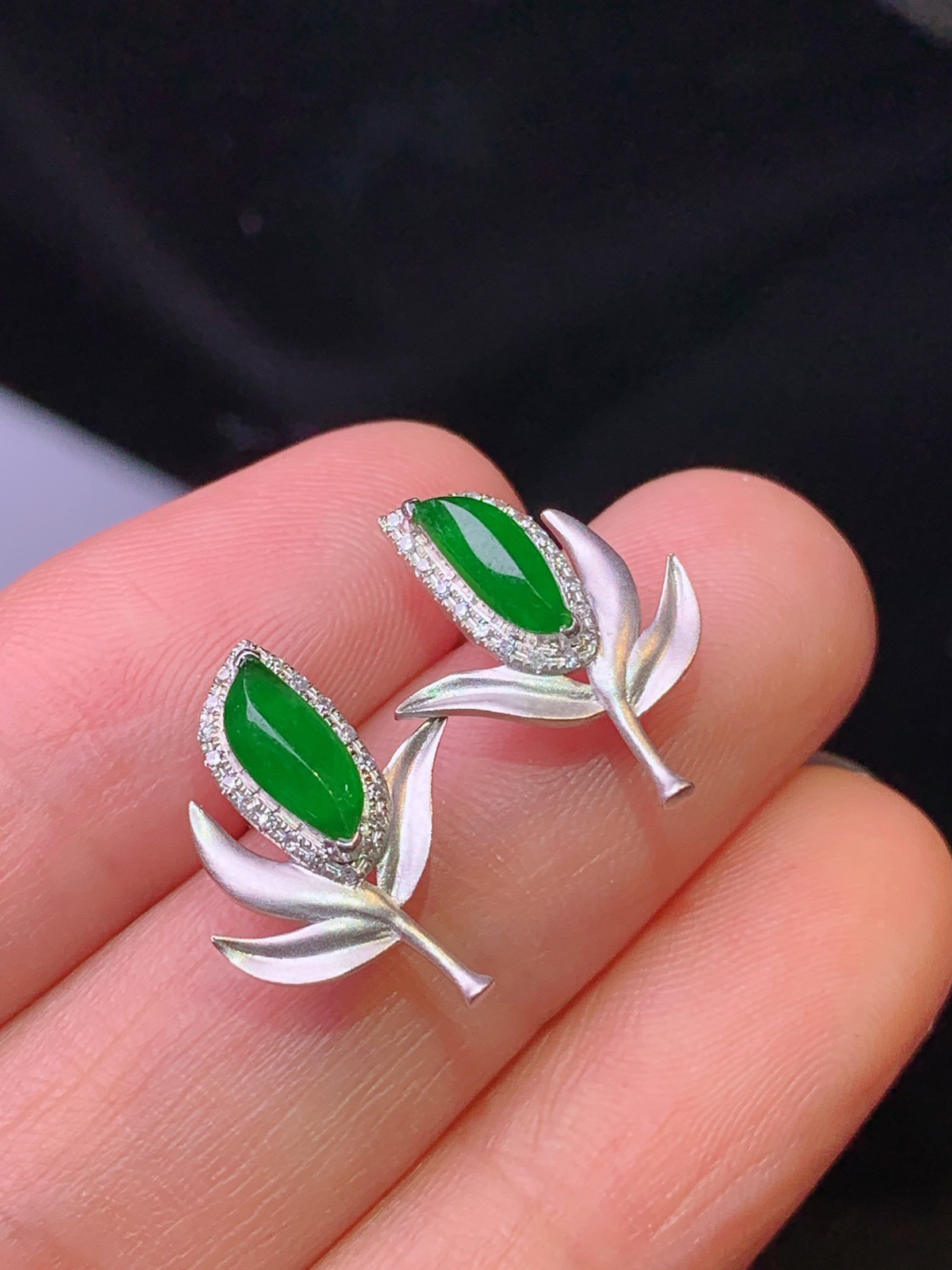 18k金镶嵌满绿随形耳钉 玉质细腻 色泽清新艳丽 整体尺寸16*10.5*2.6