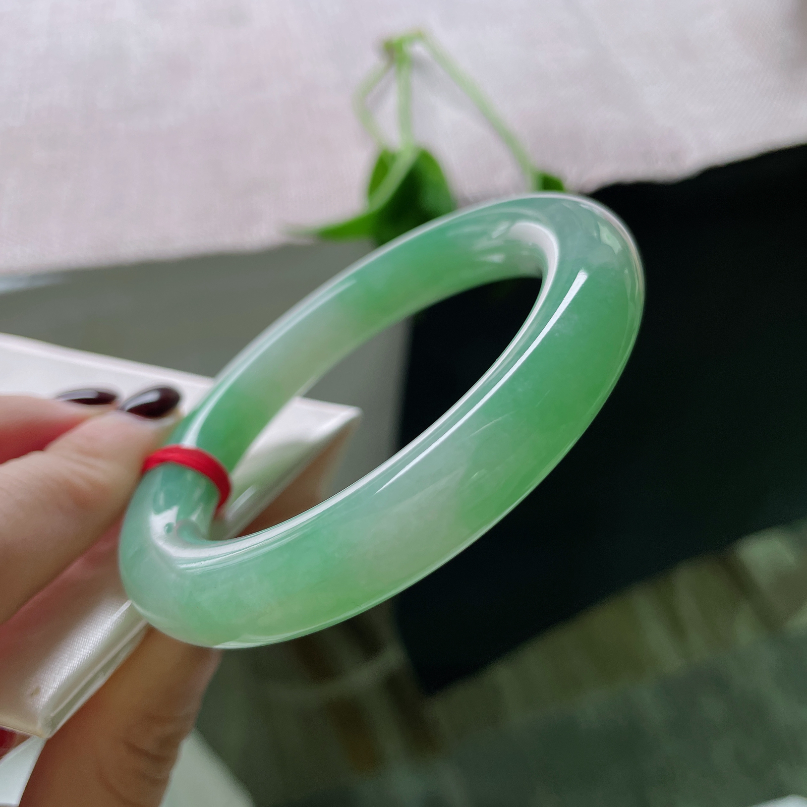 54.8/10.8，绿底圆条，珠圆玉润，柔亮，闲静时如娇花照水，行动处似弱柳扶风。ss49431a..