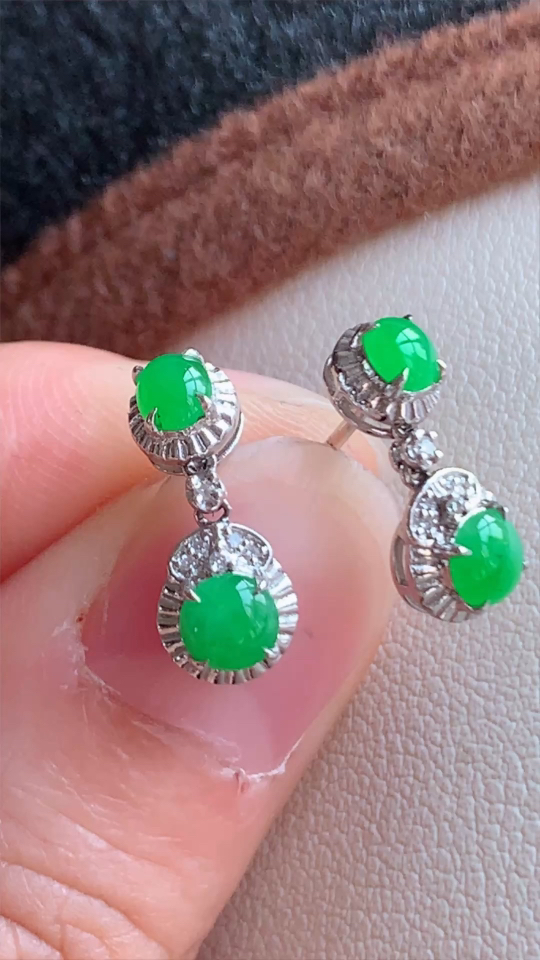 天然翡翠，冰阳绿蛋面，18k金耳钉15-5.5-5 x420