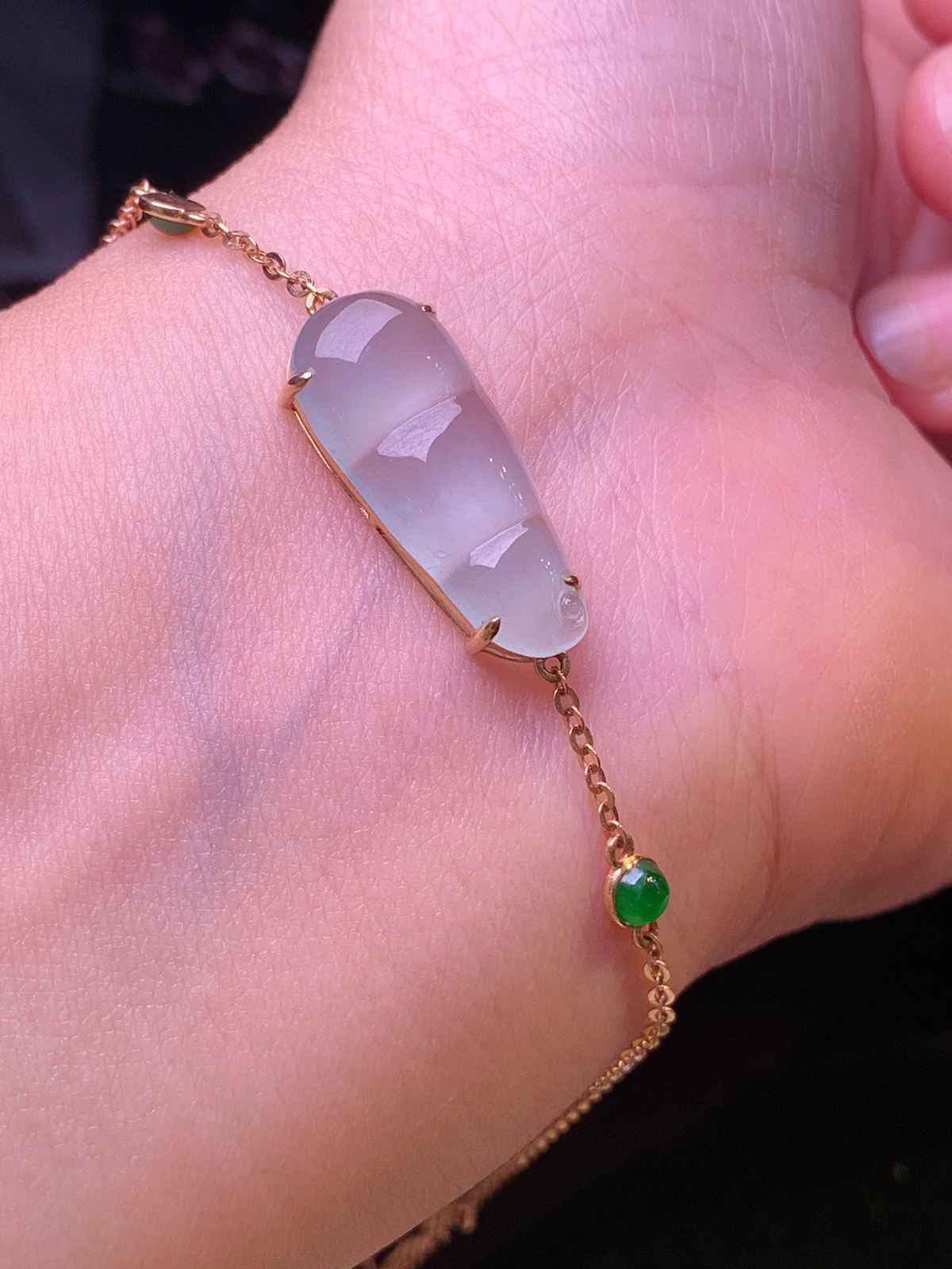 18k金钻镶嵌冰种四季豆手链 玉质细腻 色泽清新艳丽 裸石尺寸22*9*3.8