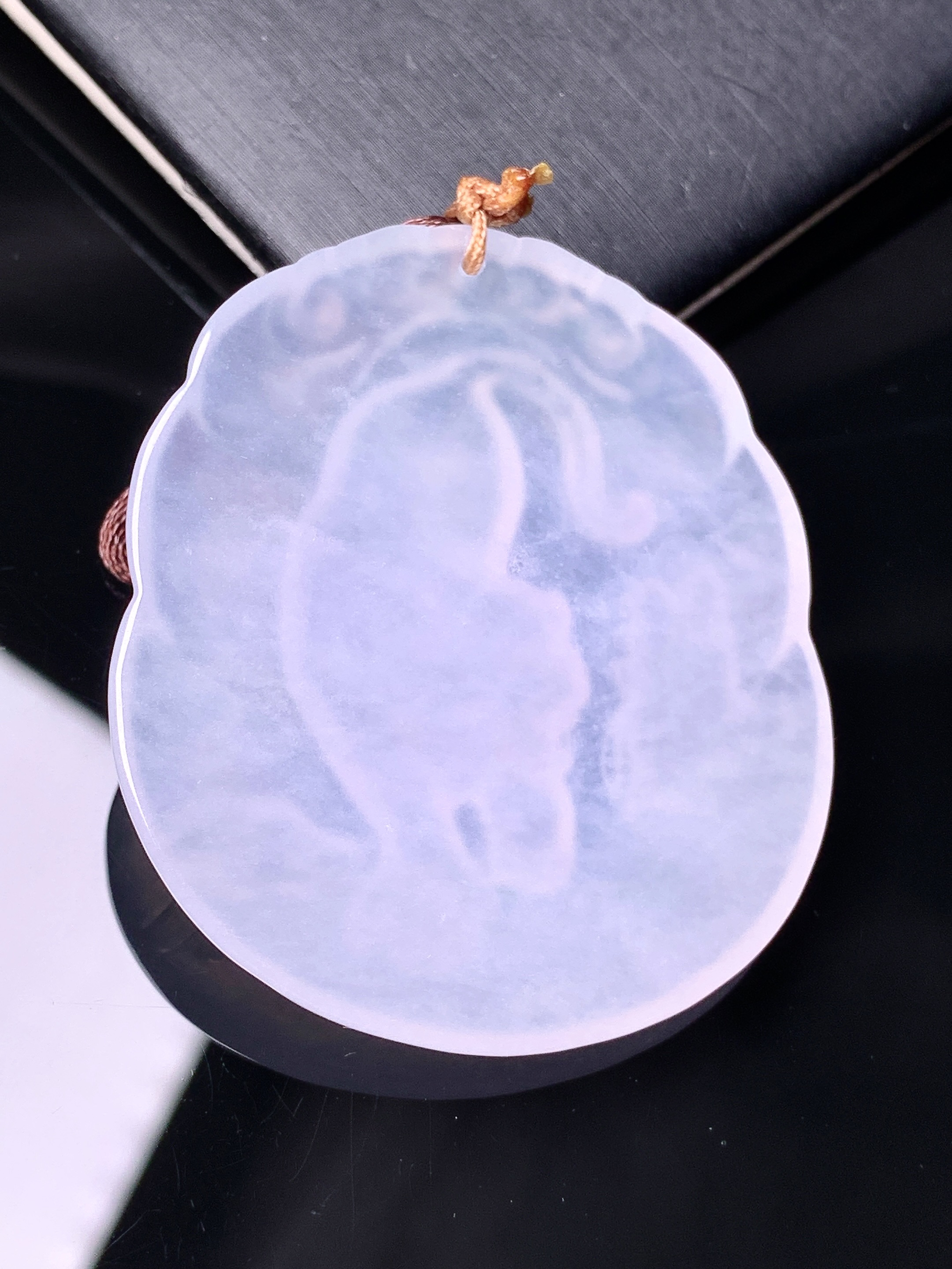 冰种生肖老虎牌吊坠 玉质细腻 色泽艳丽清新 水润亮眼 整体尺寸47.2*41.5*6.2b2