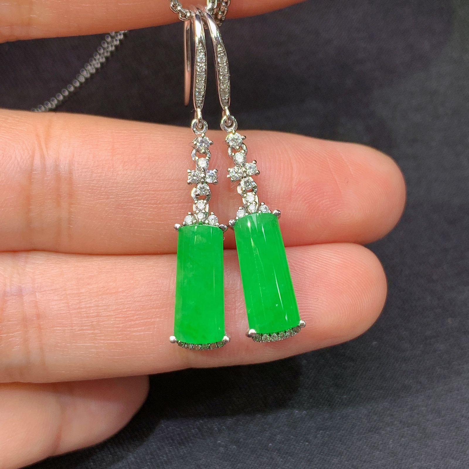 冰阳绿无事牌耳坠，18k金镶嵌，简约时尚，冰润色阳，种水足，Xj 尺寸12.3*4.9*2