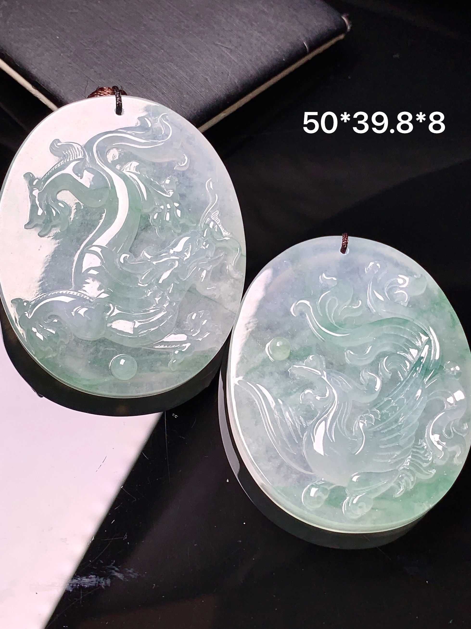 飘绿龙凤呈祥牌一对吊坠 玉质细腻 色泽艳丽清新 水润亮眼 整体尺寸50*39.8*8b2