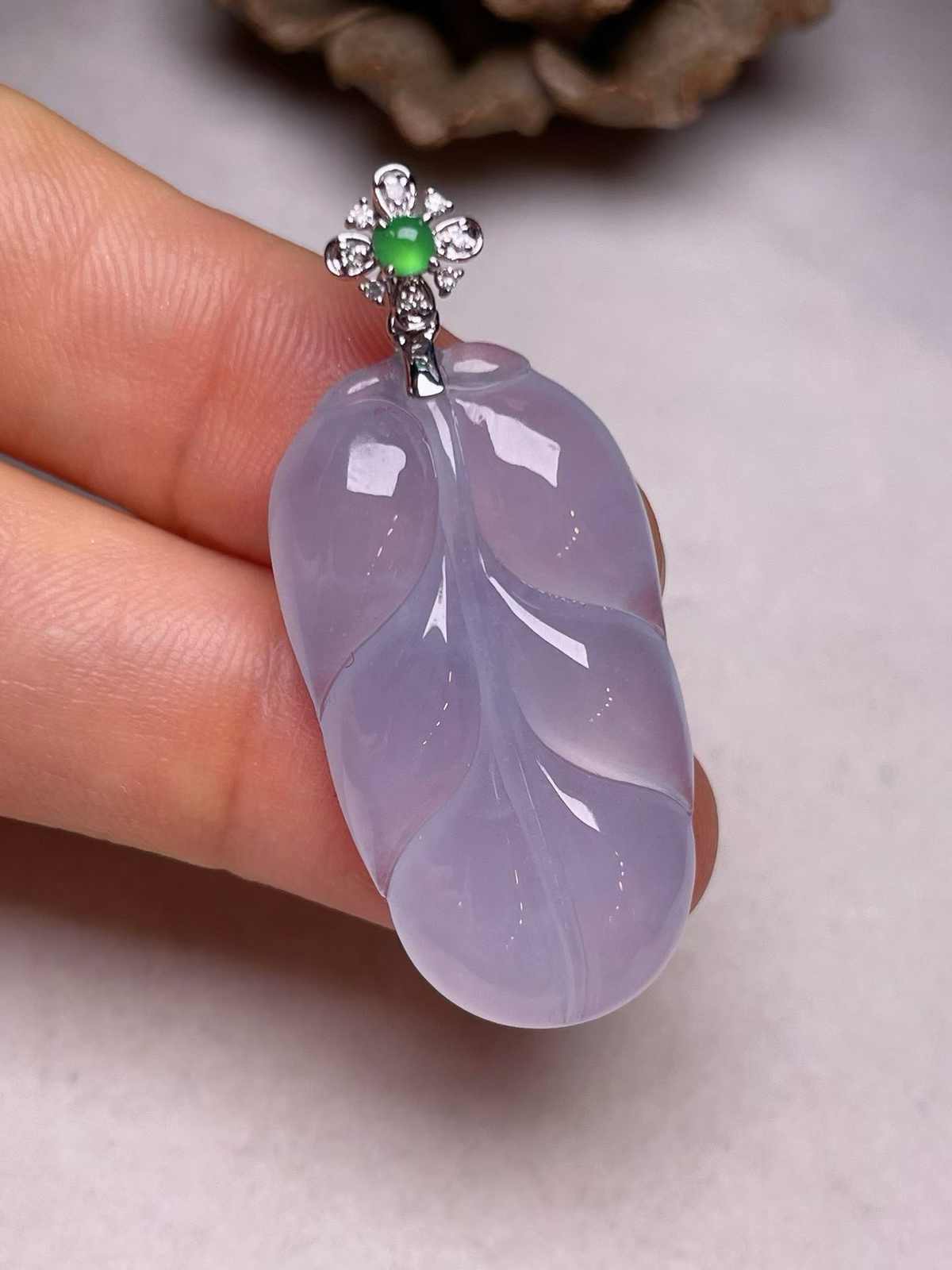 冰种紫罗兰叶子吊坠，真金真钻镶嵌，种水好，玉质细腻 .裸石尺寸 32.0*17.0
