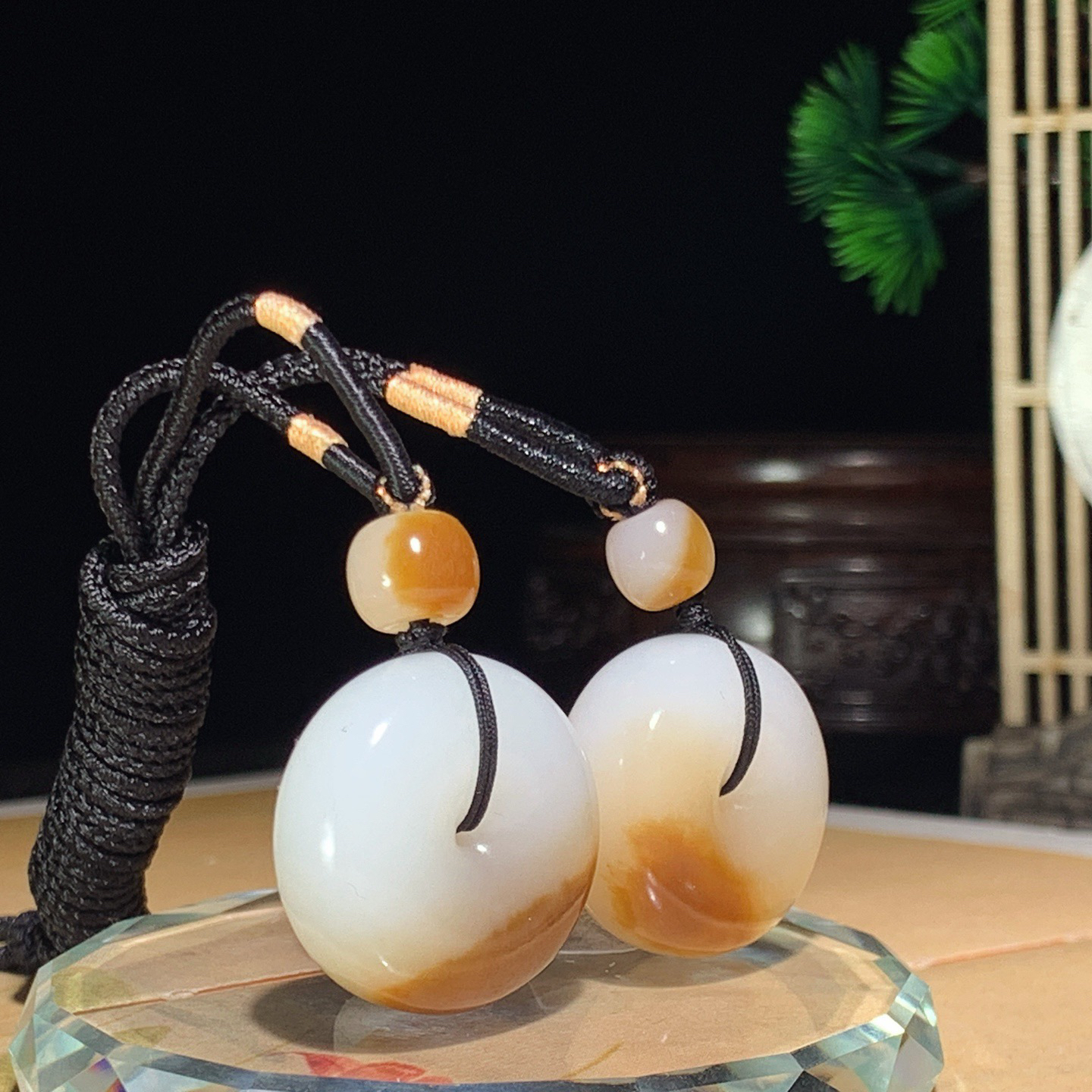 一对新疆和田玉且末糖平安扣挂件 尺寸24/10重31克！玉质细腻油润 底色纯净 脂粉好，品质好。lt260420