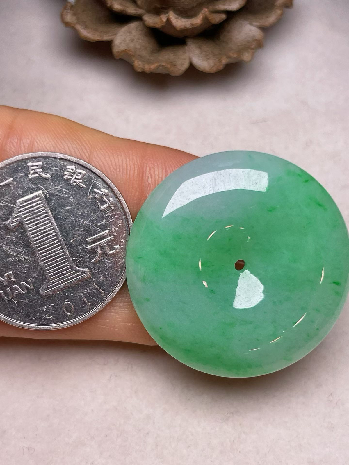 冰糯种飘绿【平安扣】吊坠，种水好，玉质细腻 、卖相好‘