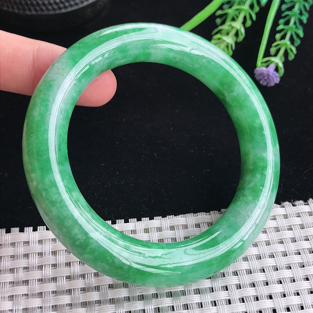 实拍A货翡翠56/12.4/12.1老坑精美温润辣绿满绿圆条手镯翡翠玉镯平安镯