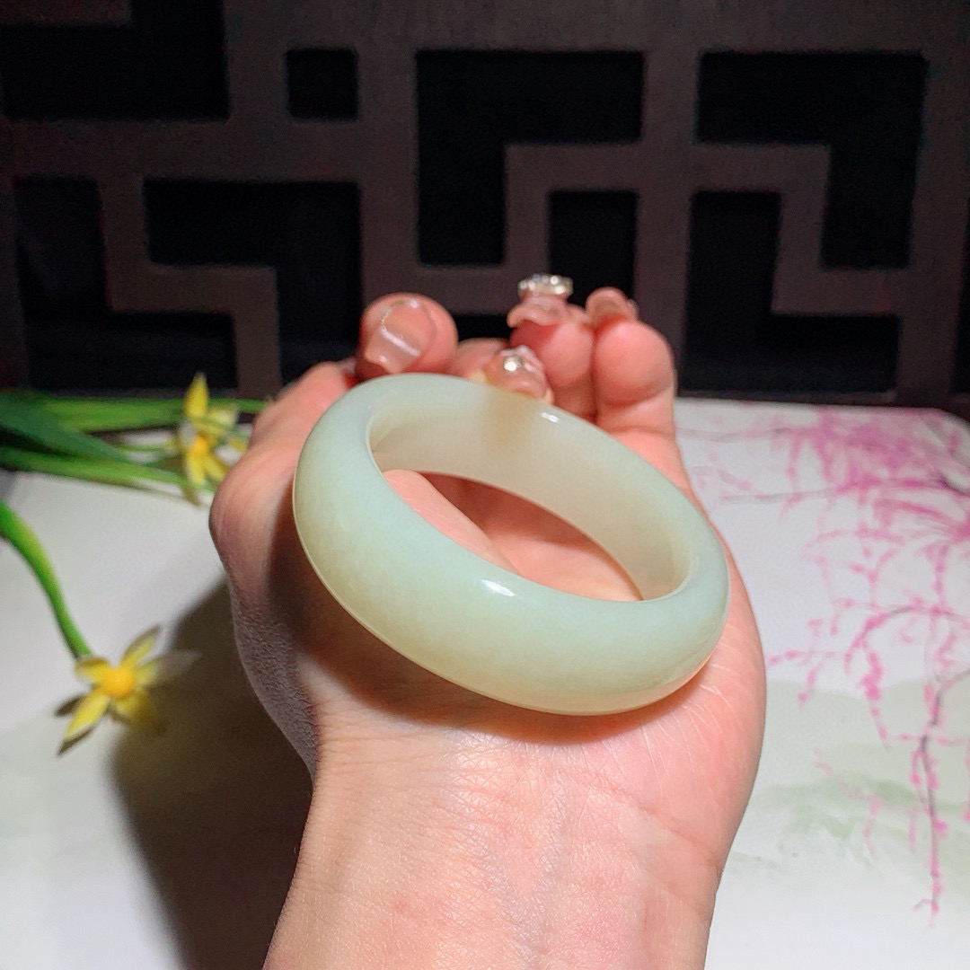 和田玉53圈口黄口料宽条贵妃手镯！内径57/46玉质细腻油润 底色纯净 无裂无杂 脂粉好，品质好！