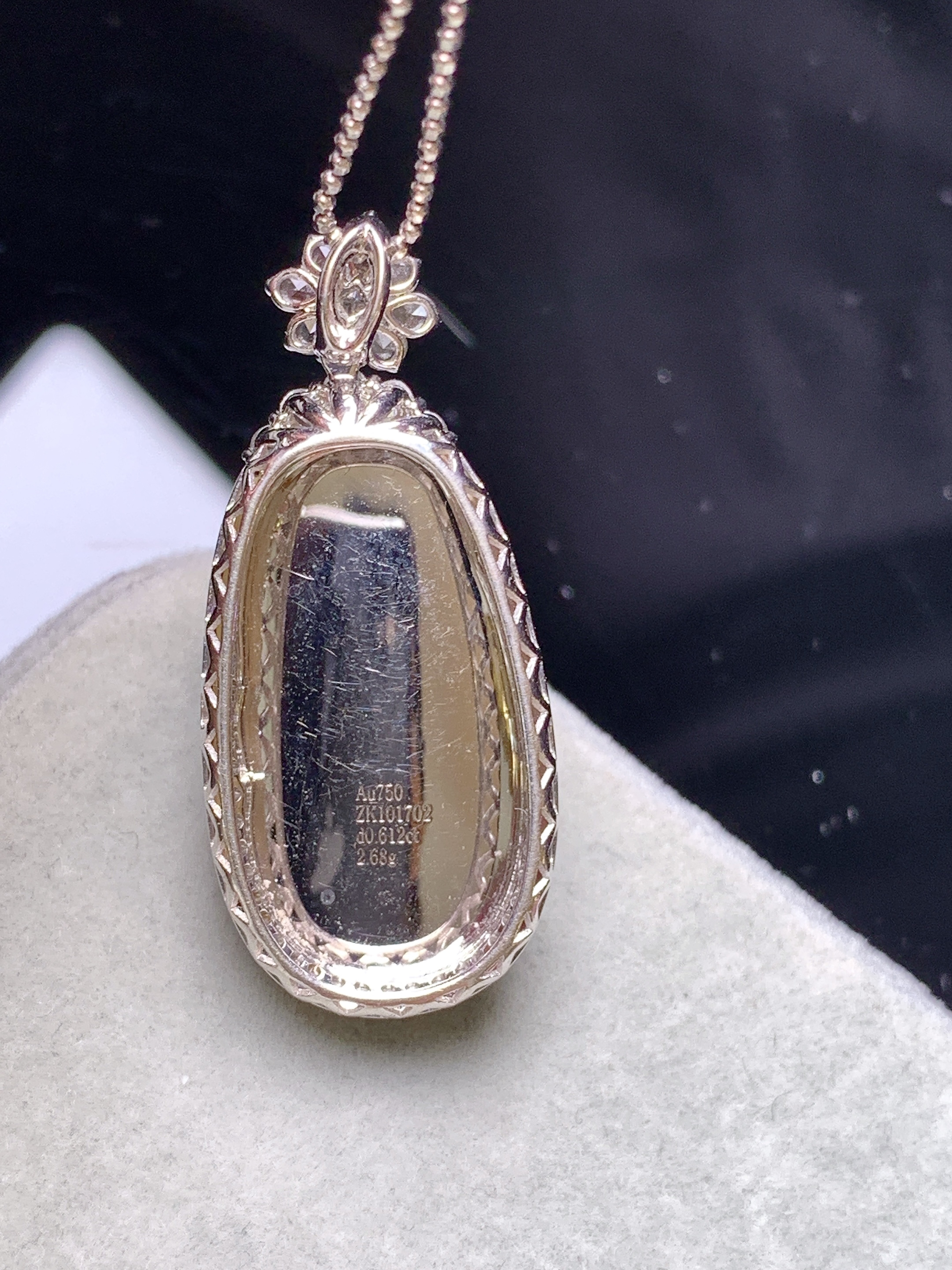 18k金钻镶嵌黄翡如意吊坠 玉质细腻 色泽艳丽清新 水润亮眼 整体尺寸35.3*15.5*8.3m5