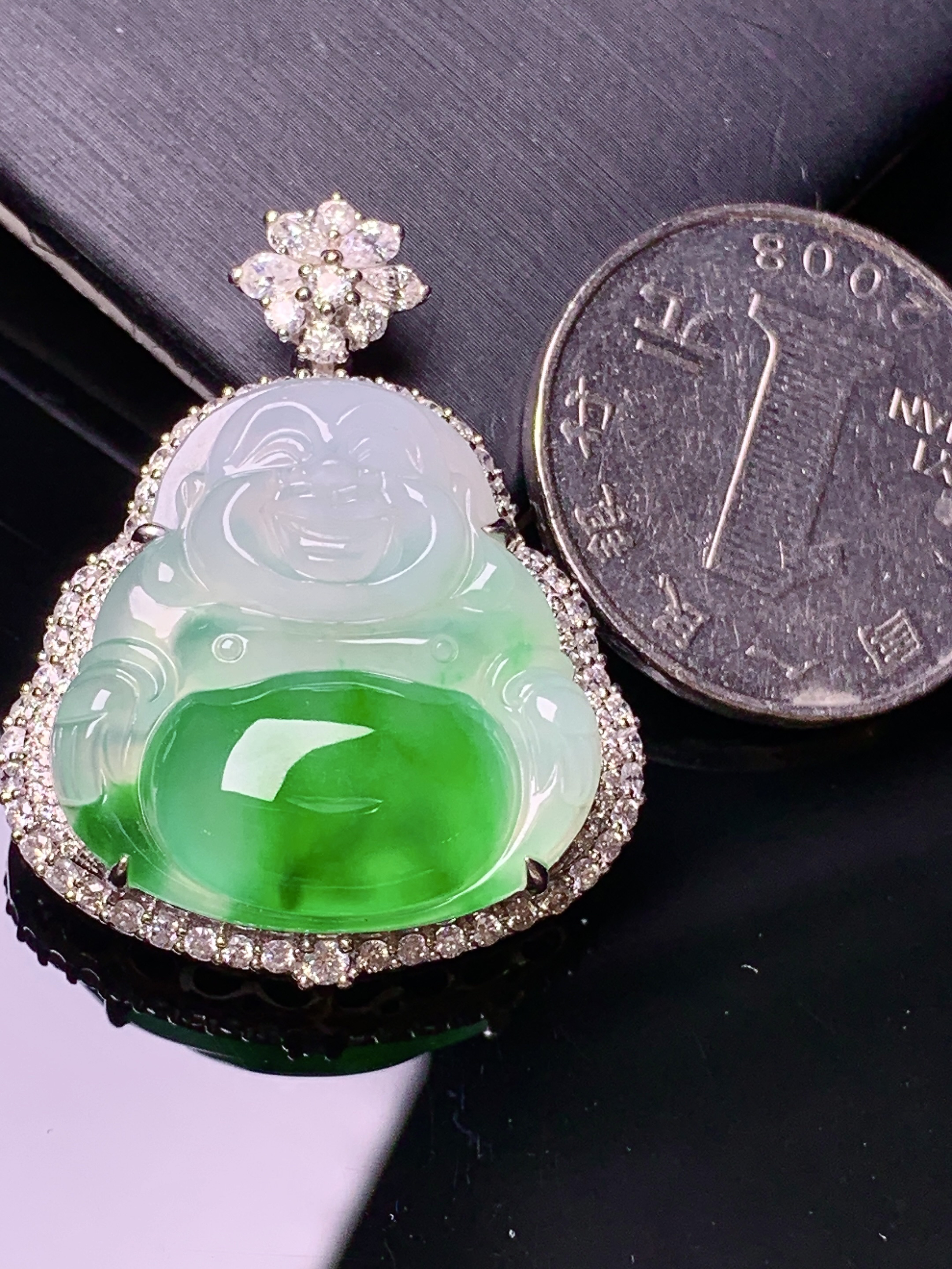 18k金钻镶嵌飘绿佛公吊坠 玉质细腻 色泽艳丽清新 水润亮眼 整体尺寸35*27.5*10.5z1