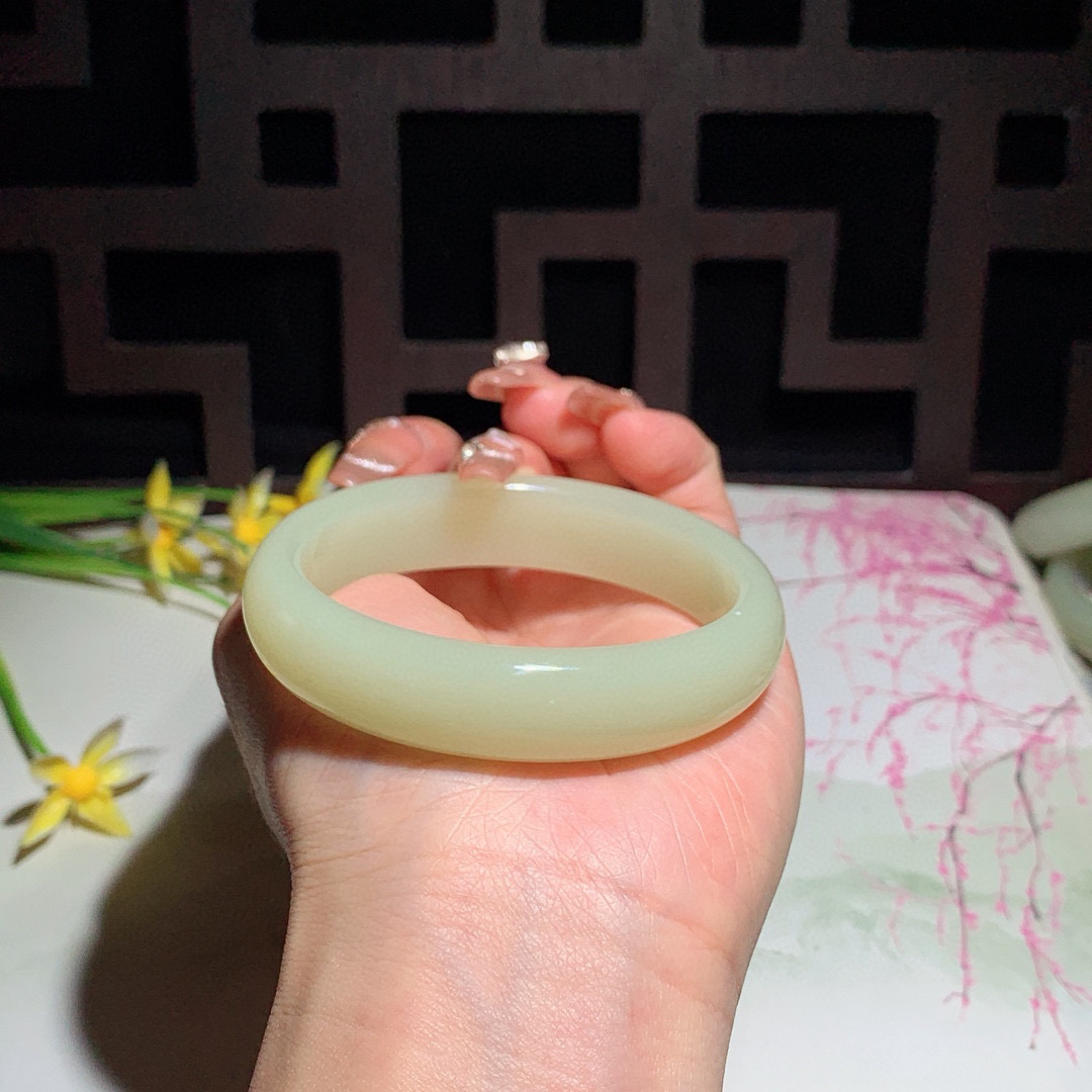 和田玉52圈口黄口料宽条贵妃手镯！内径56/47.5玉质细腻油润 底色纯净 无裂无棉 脂粉好，品质好！