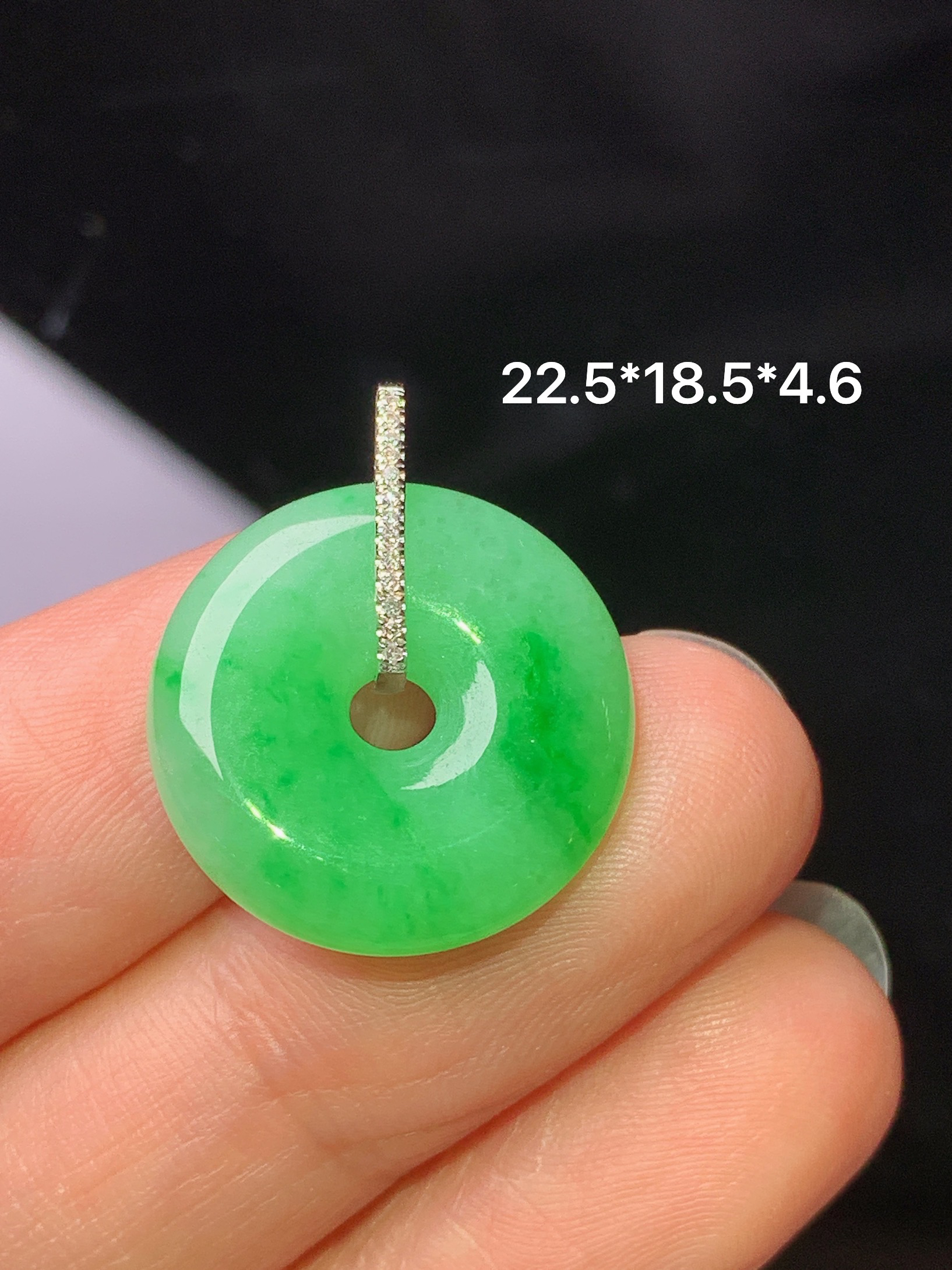 18k金钻镶嵌阳绿平安扣吊坠 玉质细腻 色泽艳丽清新 水润亮眼 整体尺寸22.5*18.5*4.6z1