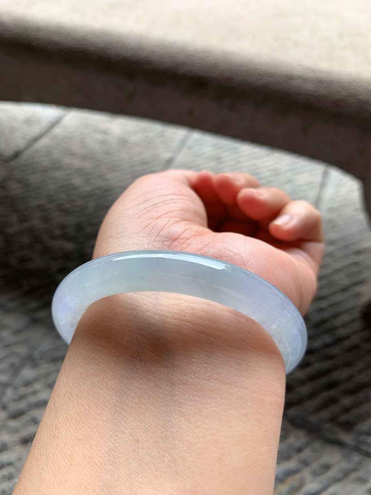 淡春彩圆条手镯尺寸54*9.8*9.5 ，老种通透，玉质莹润，光泽感强，水头充足，紫绿相间，色彩柔和，淡雅水灵！