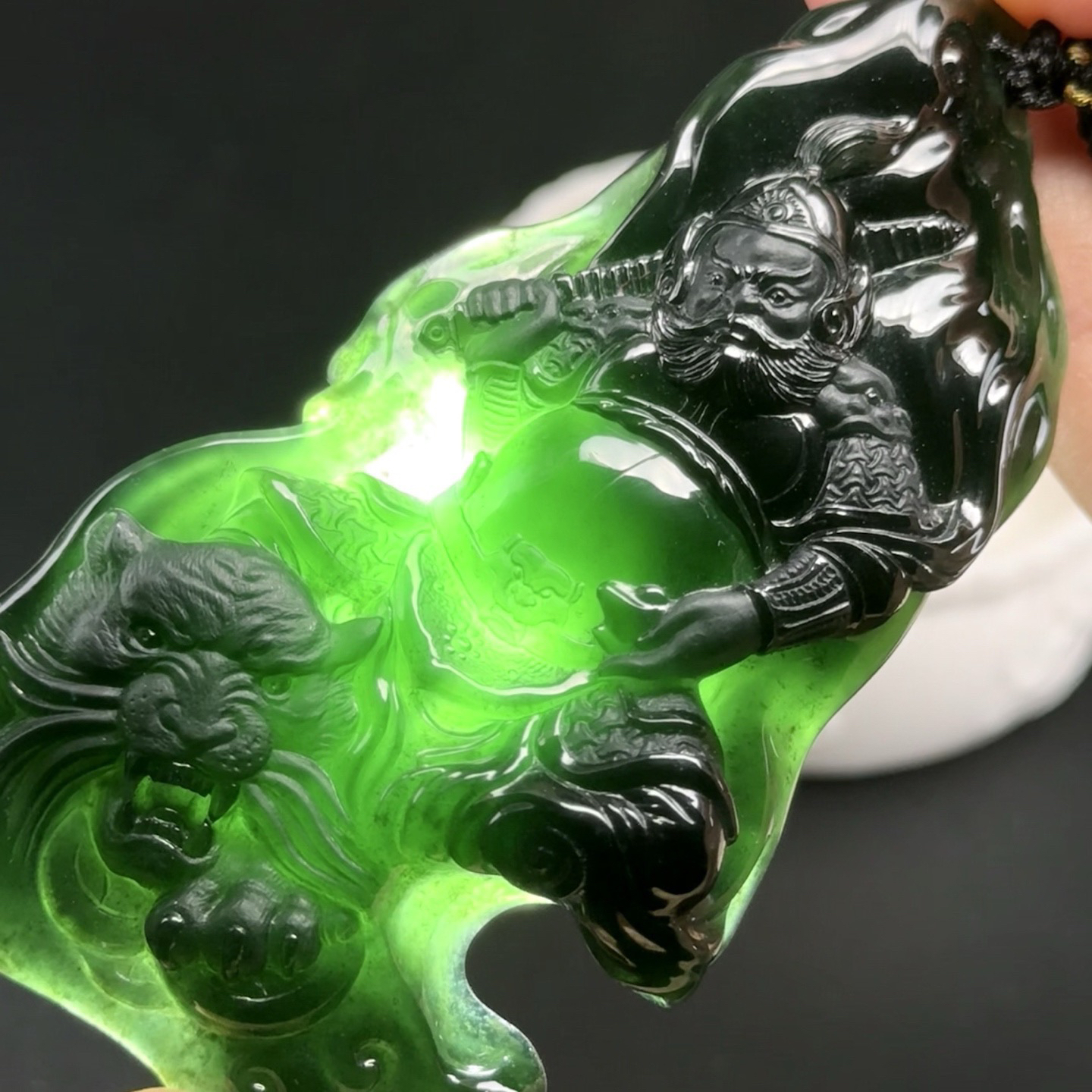 墨翠赵公明 瑞丽工 万仞八级玉雕大师作品  种好色正 黑度极好 打灯通透 油性十足 尺寸87