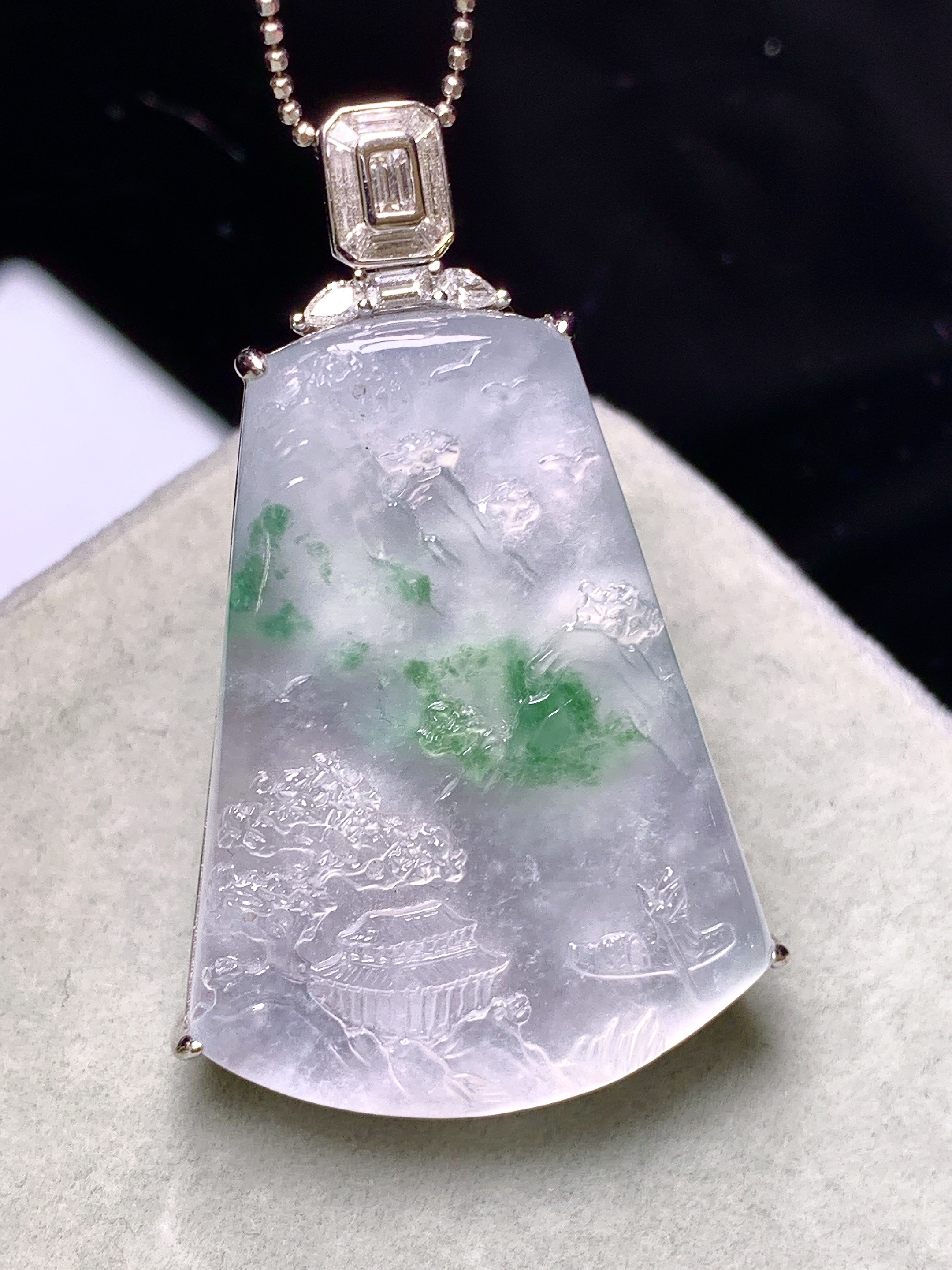 18k金钻镶嵌冰种飘绿山水牌子吊坠 玉质细腻 色泽艳丽清新 水润亮眼 整体尺寸43.7*26*7m5