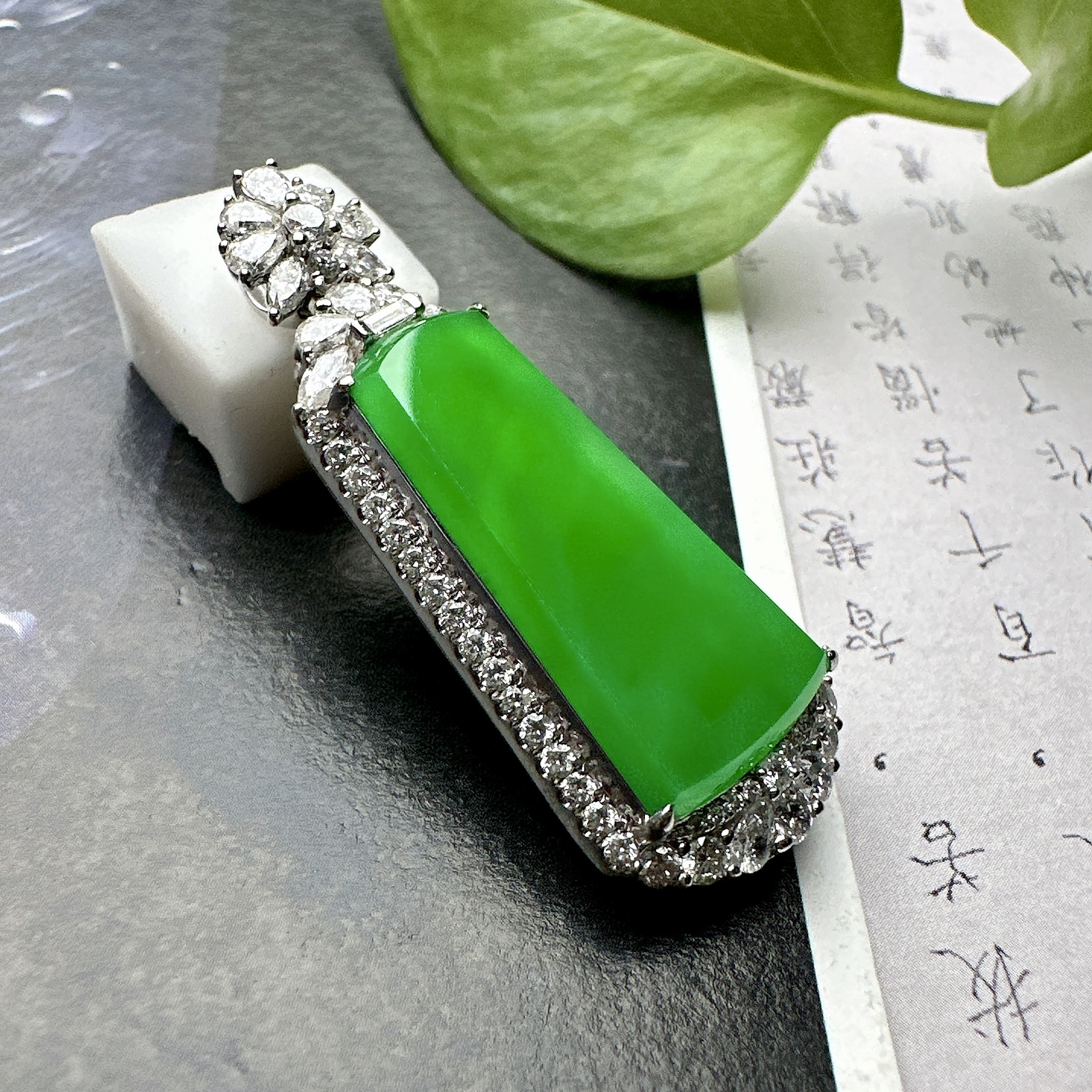 【冰种满绿无事牌】种水上乘，通透闪亮，晶莹剔透。收藏品质，18K金钻镶嵌，裸石尺寸22*11.6*2