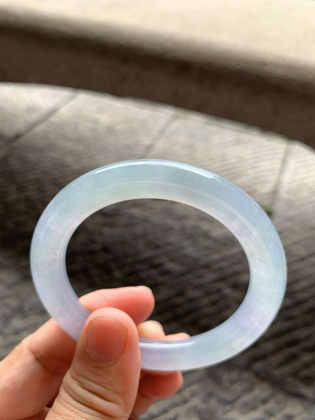 淡春彩圆条手镯尺寸54*9.8*9.5 ，老种通透，玉质莹润，光泽感强，水头充足，紫绿相间，色彩柔和，淡雅水灵！