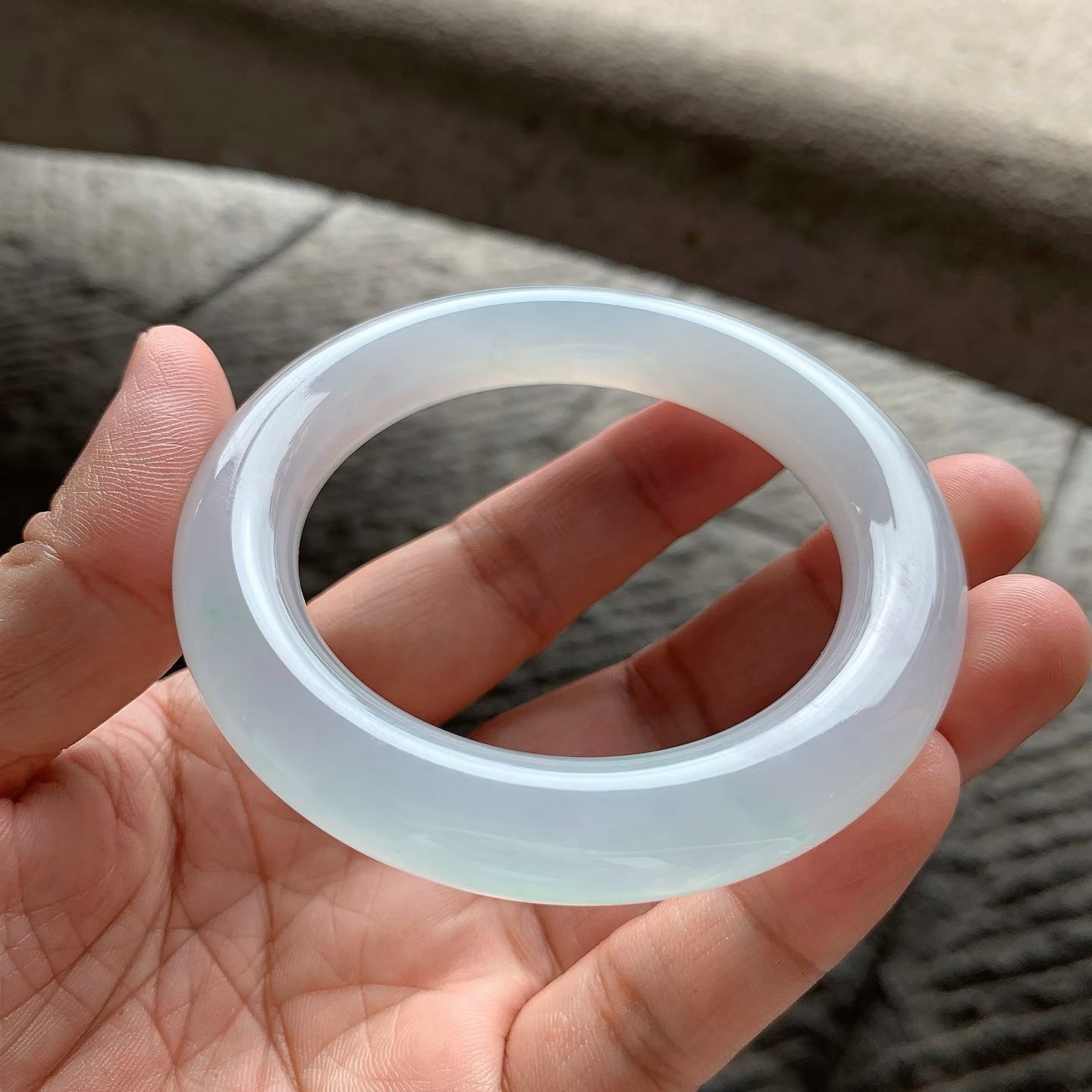 飘绿丝圆条手镯尺寸54.5*11*11.5 老种肉细，版型圆润厚实，冰莹透亮水足，满满的胶感，飘丝丝绿花，灵气清新！