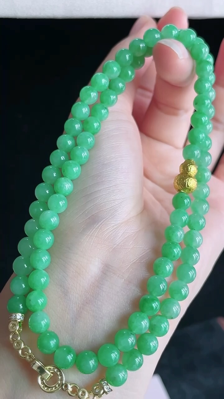 【翡翠名称】老坑种冰满绿圆珠项链
【翡翠尺寸】珠子平均6mm/颗
【翡翠描述】宝贝种老水足，玉质细腻