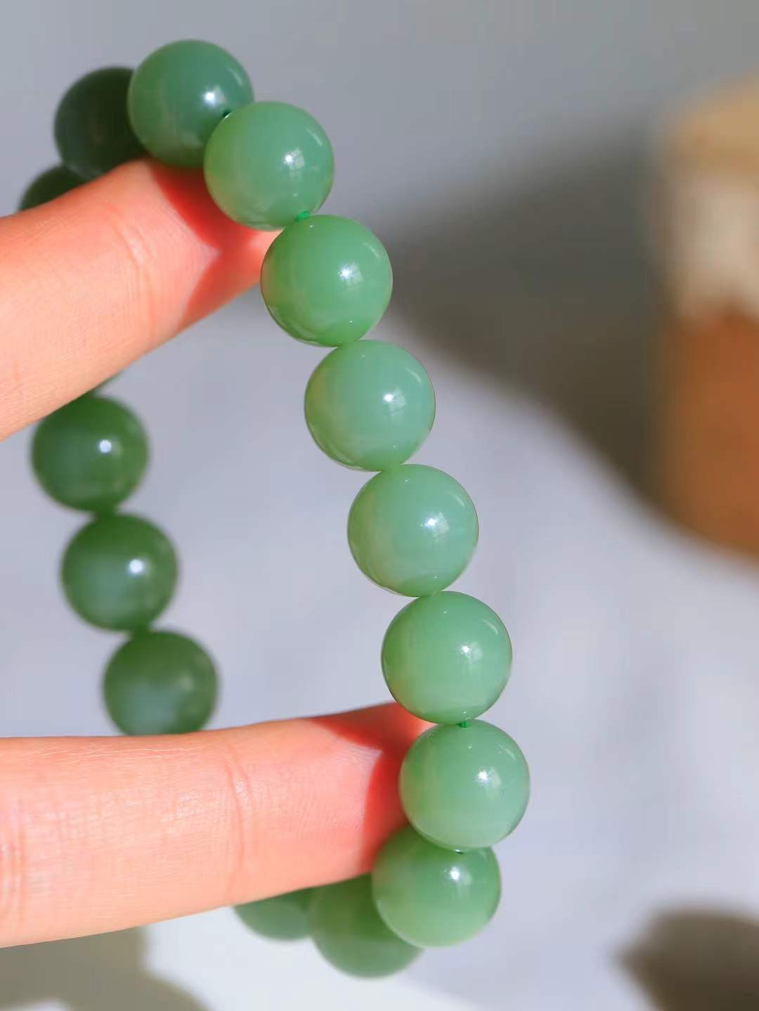 【珠圆玉润.手串】

精品和田玉碧玉珠圆玉润手串 玉质温润细腻  整串打磨圆润，佩戴舒适。珠珠落玉盘，间关莺语花底滑，一生美好时光，无论身在何处，都有它相伴相守。事事顺遂，幸福美满，吉祥如意。重45.5克 尺寸取一12mm FDL-16402000