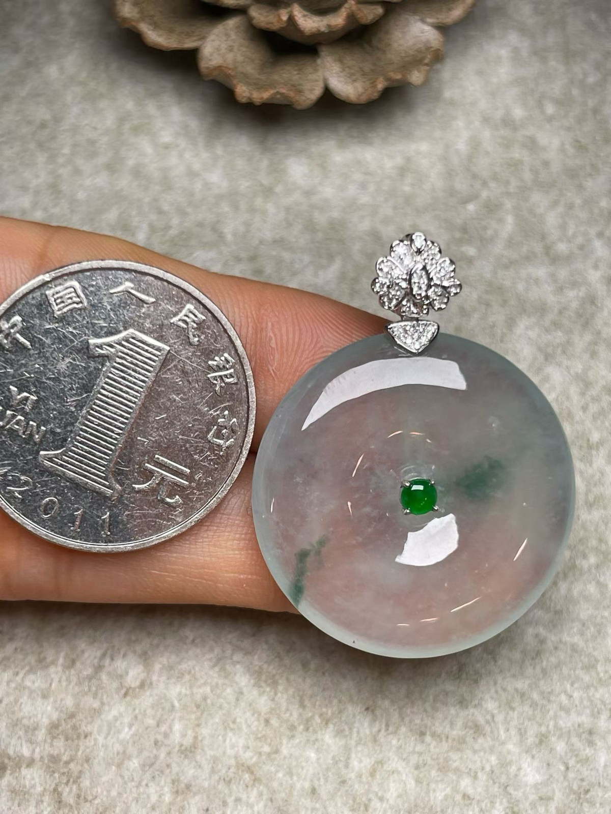 冰种飘花平安扣吊坠、真金真钻镶嵌，种水好，玉质细腻 .裸石尺寸 28.6