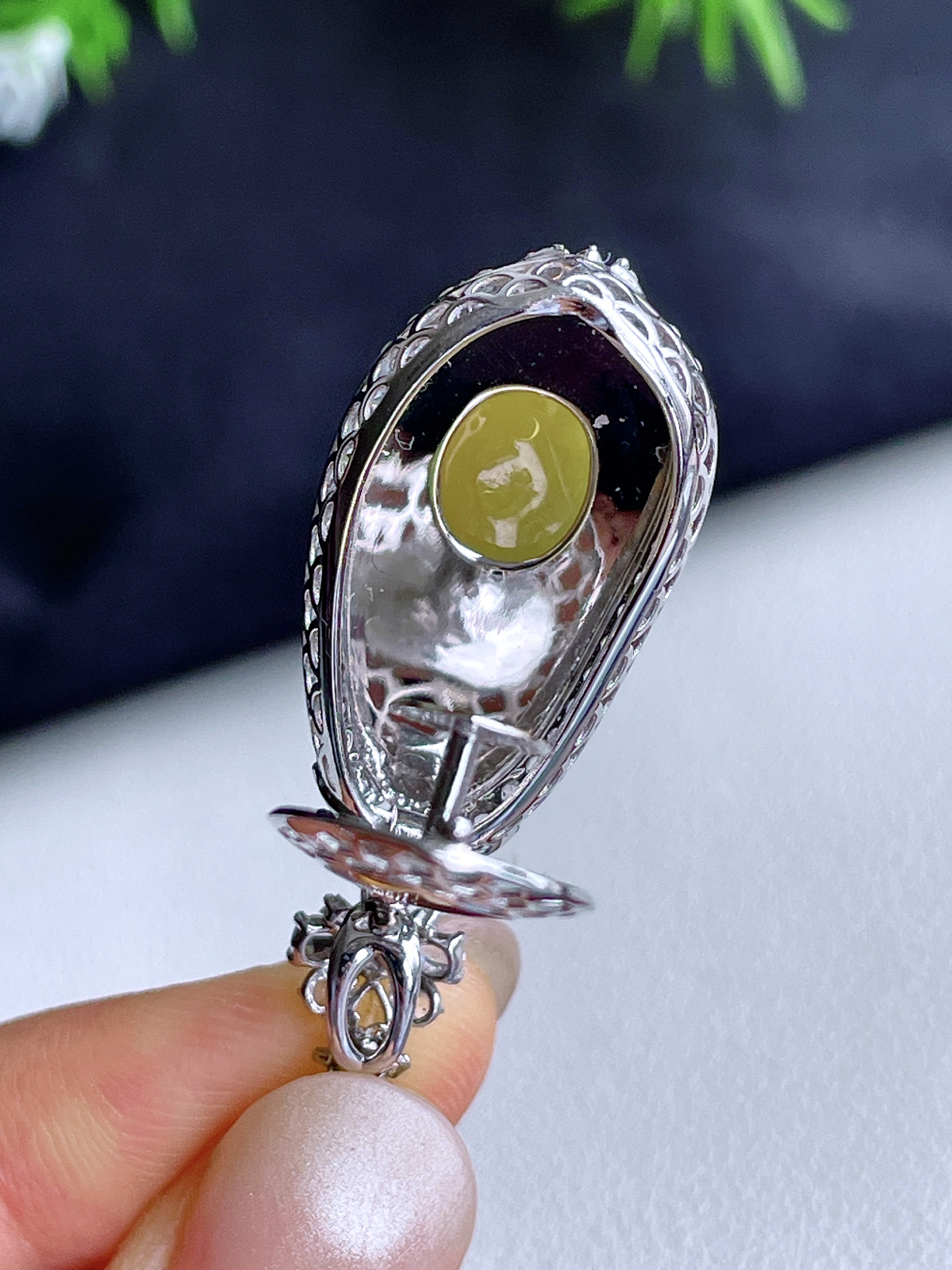 【镶嵌】高冰黄翡福瓜吊坠  
【说明】缅料 18k金镶嵌 性价比高  
【整体】38.8-16.1-12.2
【裸石】24.2-12.5-4.2..