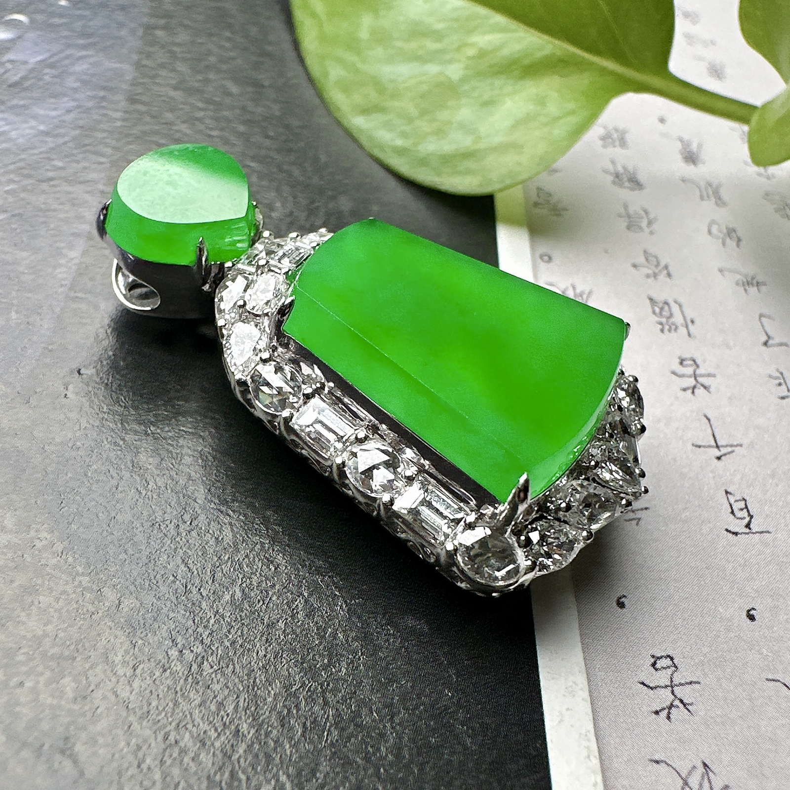 【冰种满绿无事牌】种水上乘，通透闪亮，晶莹剔透。收藏品质，18K金钻镶嵌，裸石尺寸17.7*14.8*3毫米。