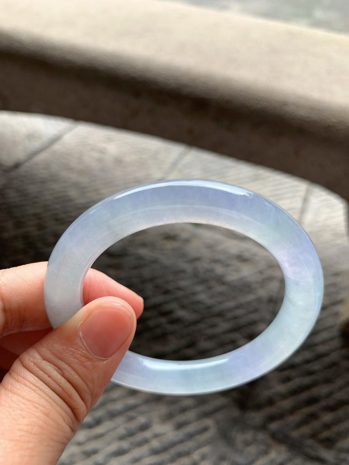 淡春彩圆条手镯尺寸54*9.8*9.5 ，老种通透，玉质莹润，光泽感强，水头充足，紫绿相间，色彩柔和，淡雅水灵！