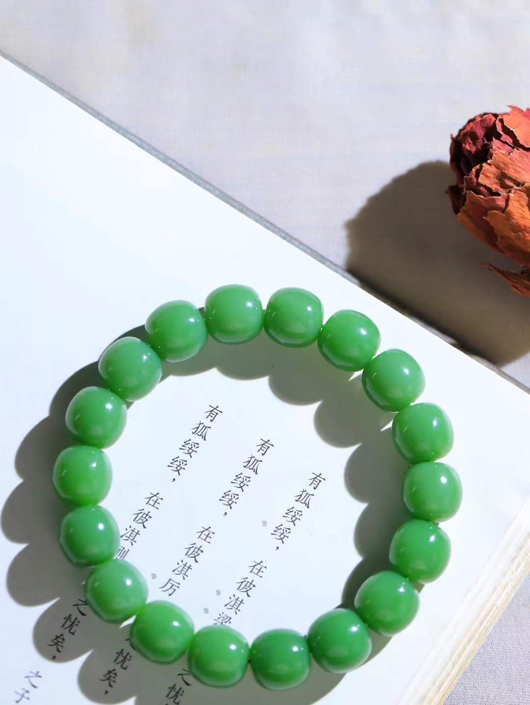 （老型珠.手串）

货头精选  和田玉碧玉老型珠手串，玉质细腻油润 饱满光滑 质朴无华，悠远简单，人心境界远，百世修炼深，心灵常驻善意持，觉悟人生百世修  重51.8克    尺寸取一11.5-11.9mm    10402068T