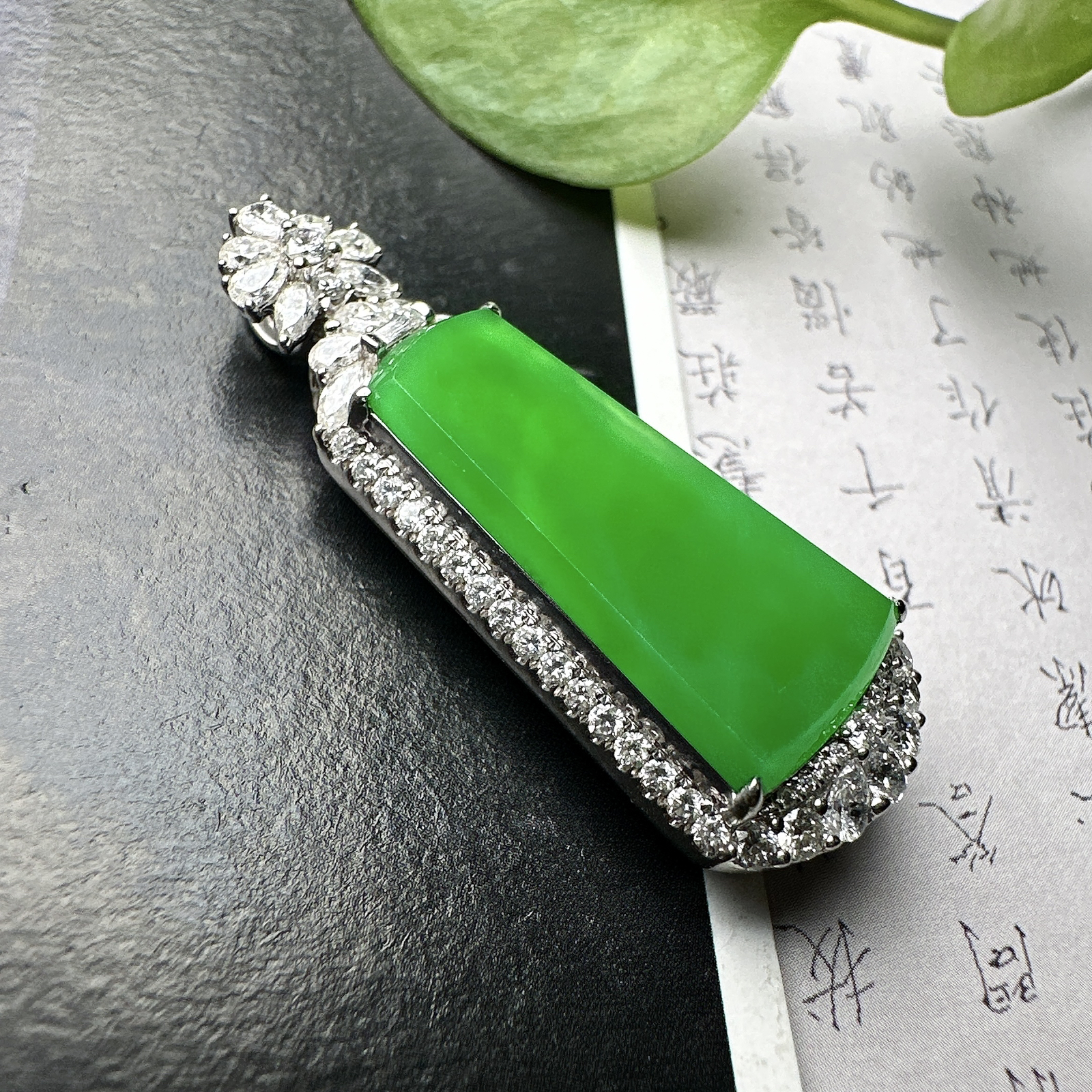 【冰种满绿无事牌】种水上乘，通透闪亮，晶莹剔透。收藏品质，18K金钻镶嵌，裸石尺寸22*11.6*2.6毫米。