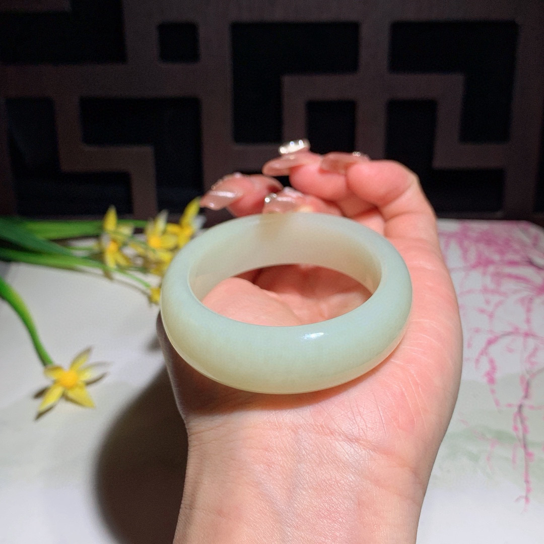 和田玉53圈口黄口料宽条贵妃手镯！内径57/46玉质细腻油润 底色纯净 无裂无杂 脂粉好，品质好！