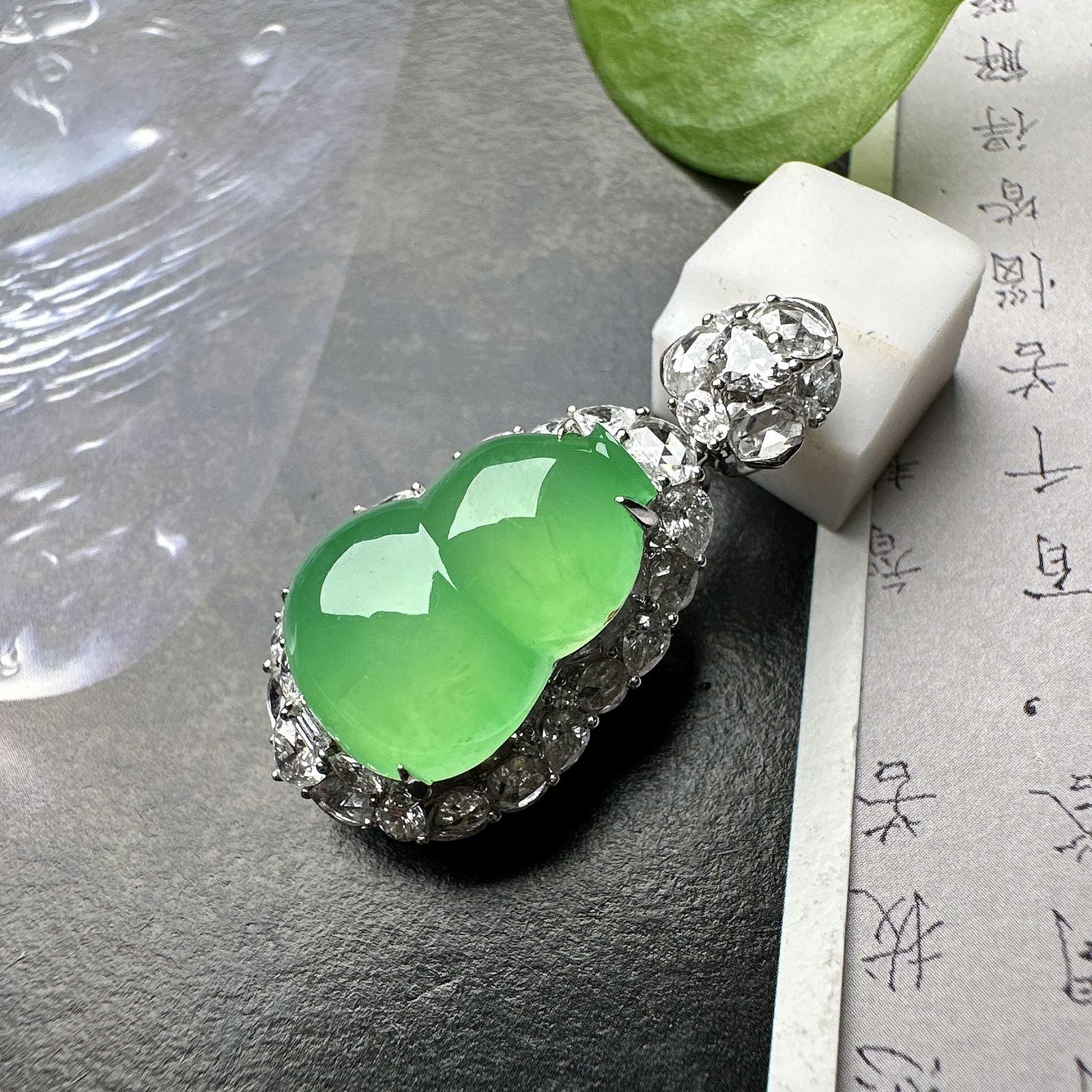 【冰种满绿葫芦吊坠】质地细腻，冰润起光，胶感强烈，冰感明显，18K金钻精美镶嵌，裸石尺寸16.3*11.6*5.5毫米