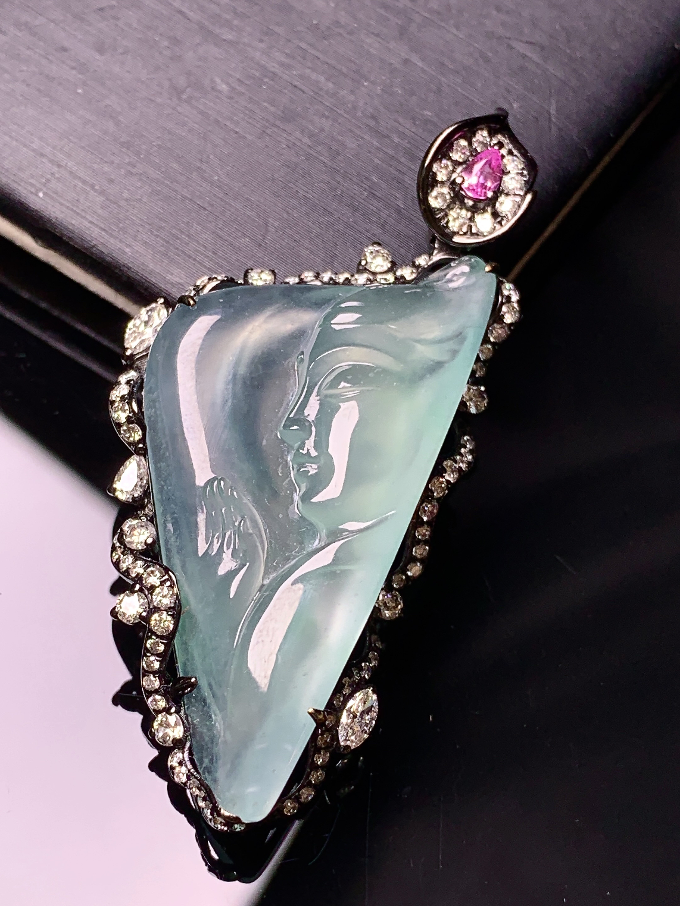 18k金钻镶嵌冰种晴底佛头吊坠 玉质细腻 色泽艳丽清新 水润亮眼 整体尺寸47.6*22.2*7.2m5