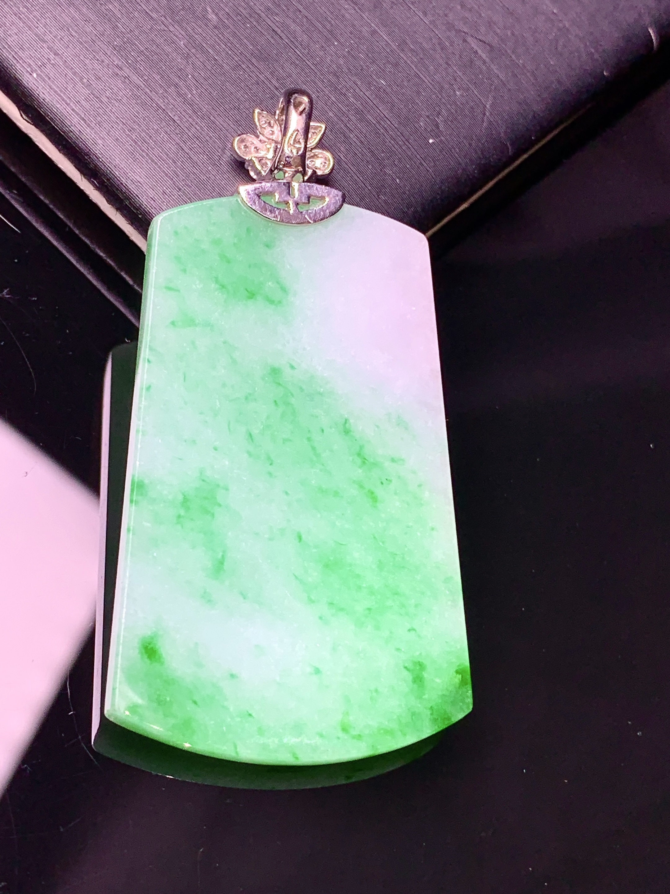 18k金钻镶嵌飘阳绿无事牌吊坠 玉质细腻 色泽艳丽清新 水润亮眼 整体尺寸47.5*24.5*3.7z1