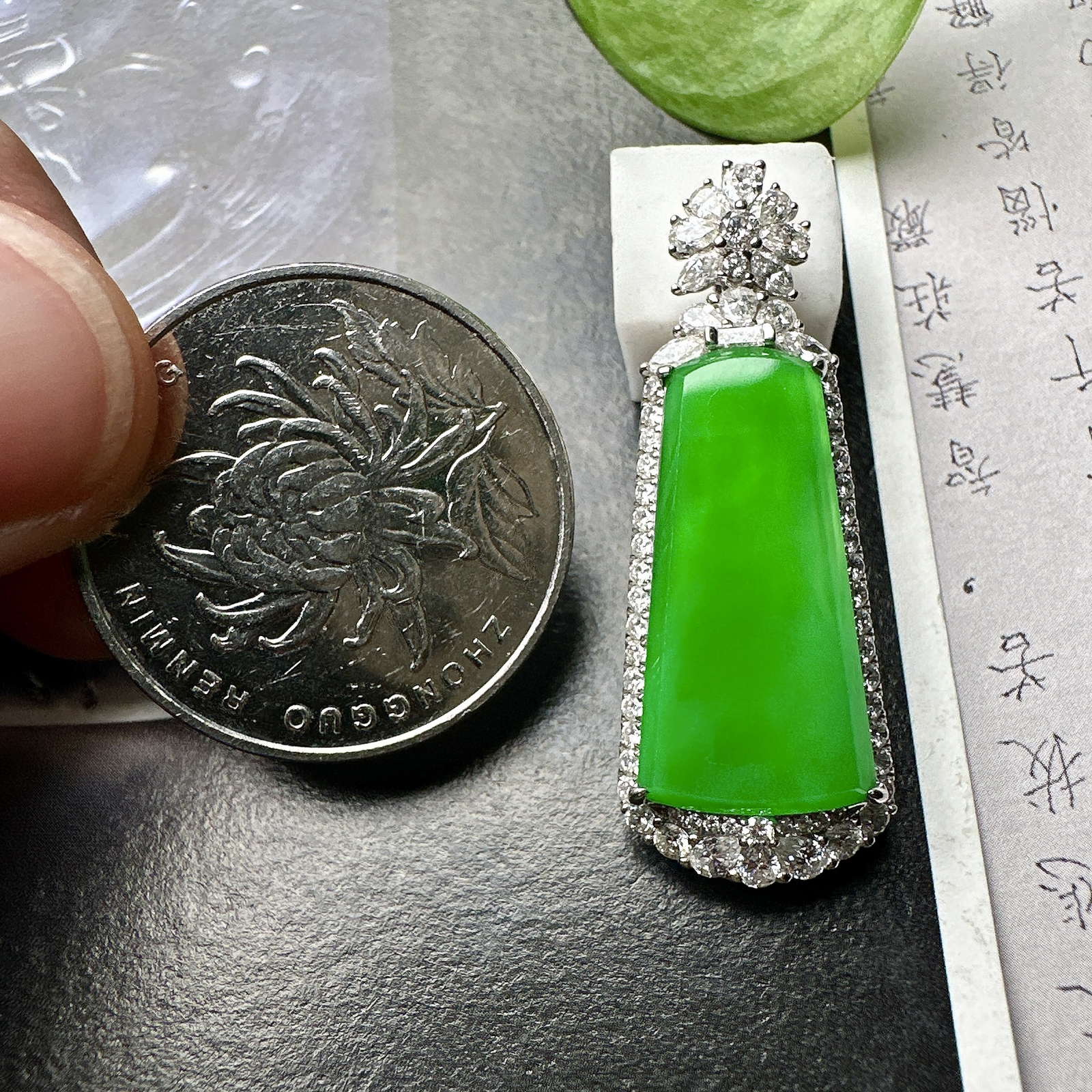 【冰种满绿无事牌】种水上乘，通透闪亮，晶莹剔透。收藏品质，18K金钻镶嵌，裸石尺寸22*11.6*2.6毫米。