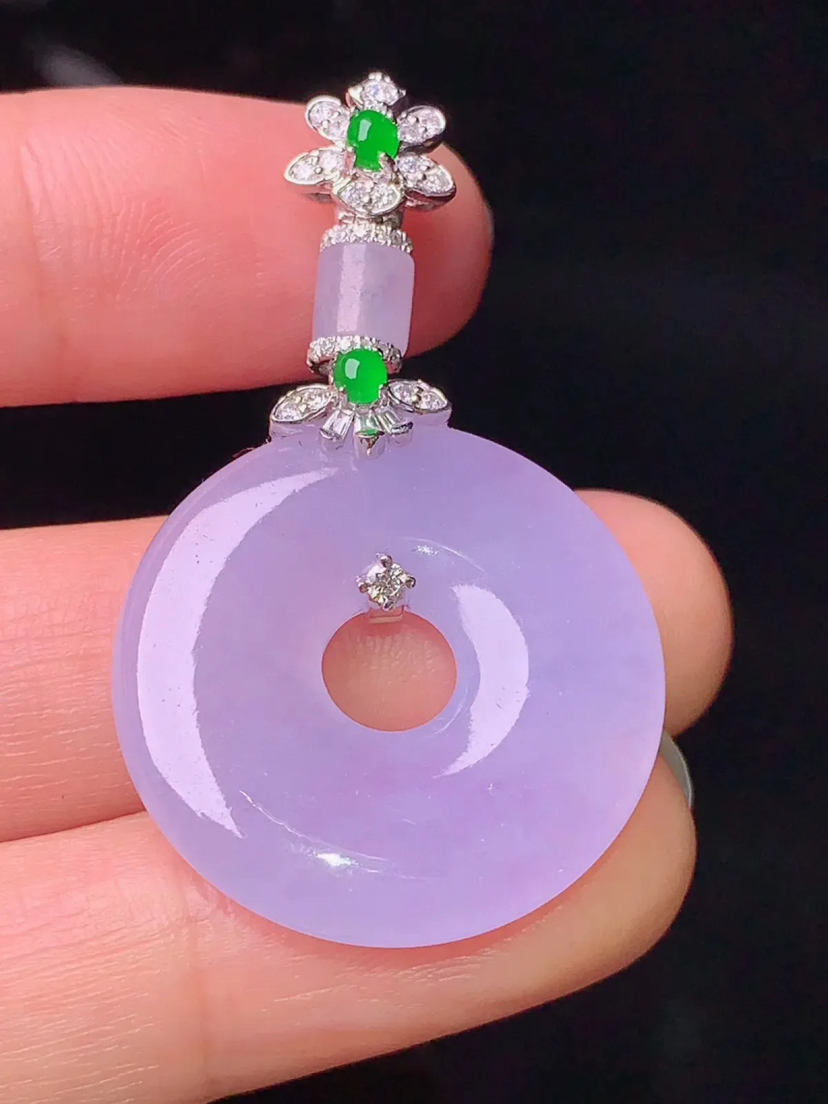 18k金钻镶嵌紫罗兰平安环吊坠 玉质细腻 色泽艳丽 整体尺寸41.3*24.7*4.3