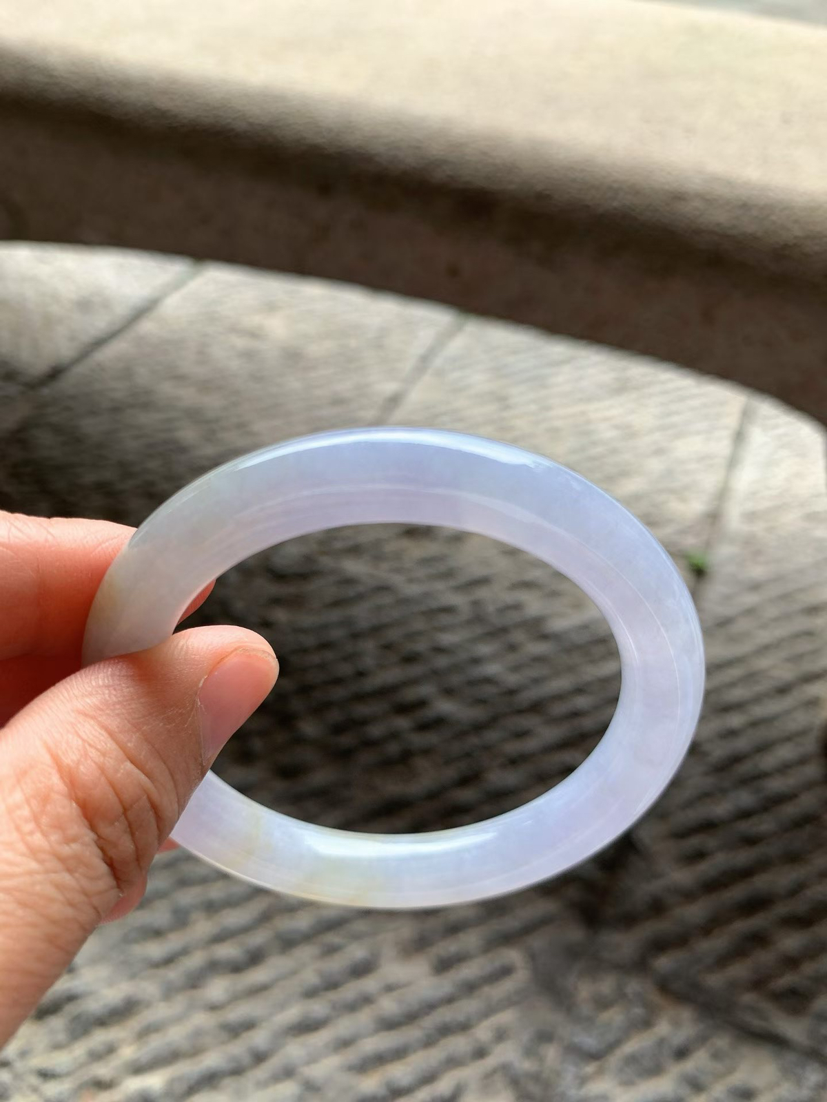 紫罗兰黄翡圆条手镯尺寸54.5*10*9.5 玉质细腻均匀，紫色淡雅清新，镯身一侧带有天然形成的暖黄色俏色，色泽柔和自然，韵味十足！