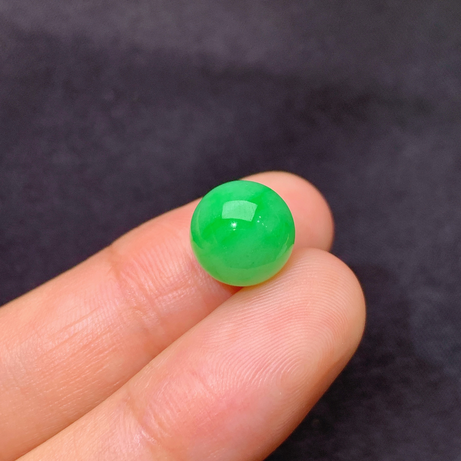 飘绿圆珠，镶嵌佳品，冰润色阳，玉质细腻，种水足，Hl 尺寸9.7