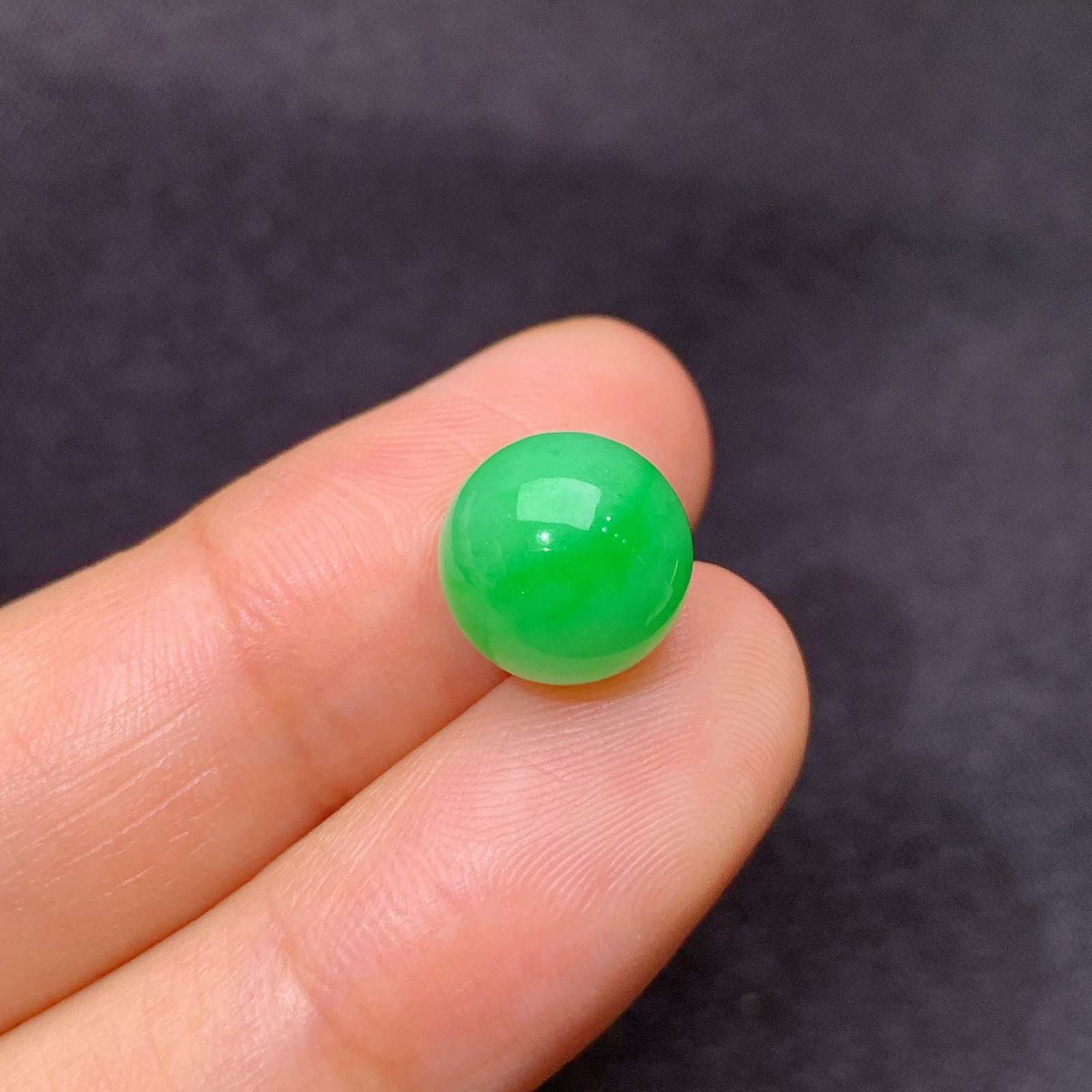 飘绿圆珠，镶嵌佳品，冰润色阳，玉质细腻，种水足，Hl 尺寸9.7